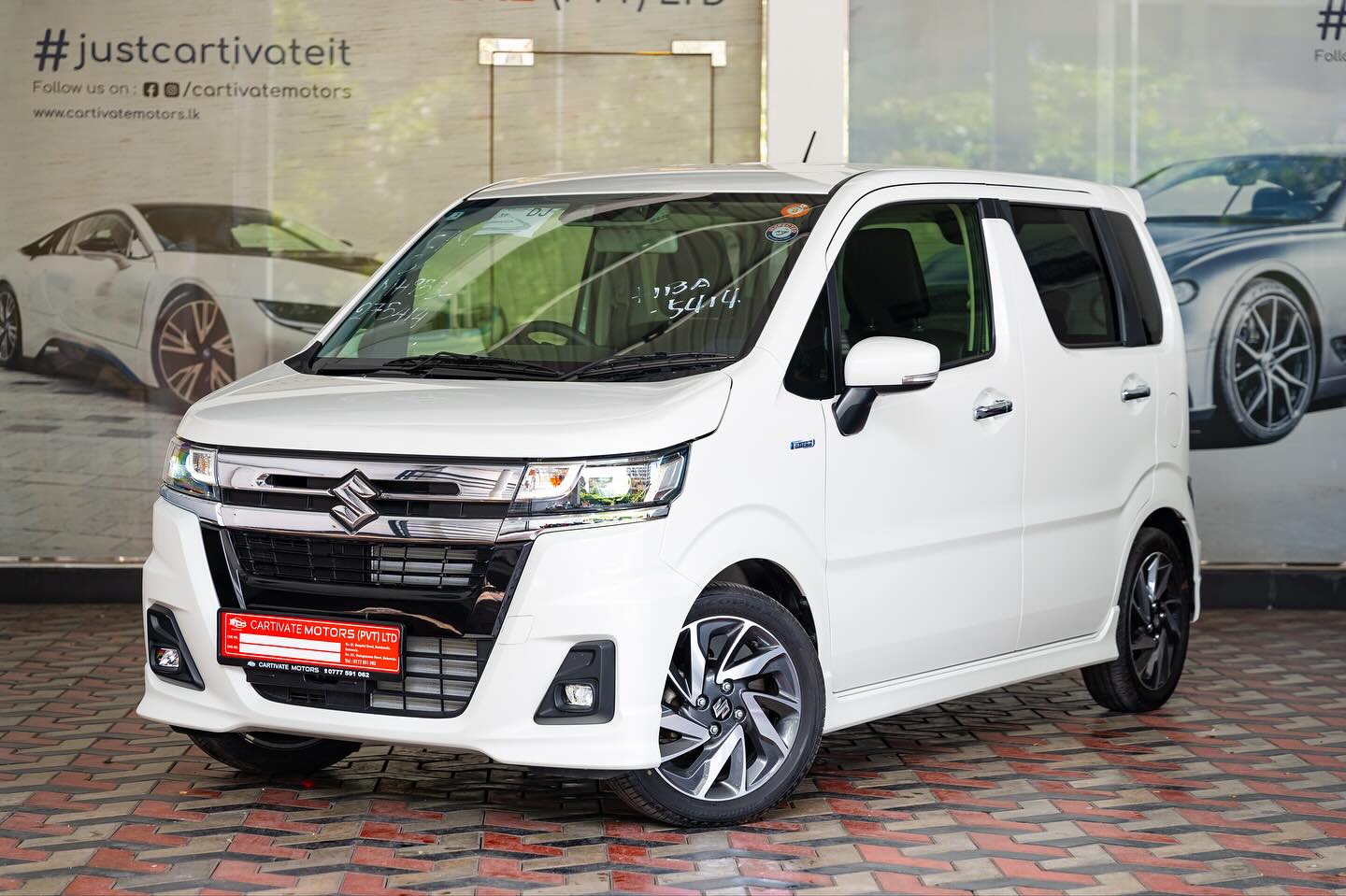 めい2 Suzuki Wagon R Custom ZX 2024 Auction Grade: 6 White Exterior Push