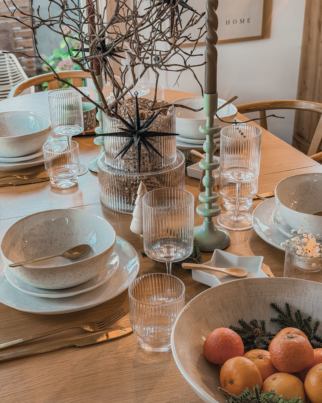 Minimalistisch, modern, winterlich ❄️ @graues.zuhaus.e hat die perfekte Tischdeko für ruhige Wintermomente kreiert