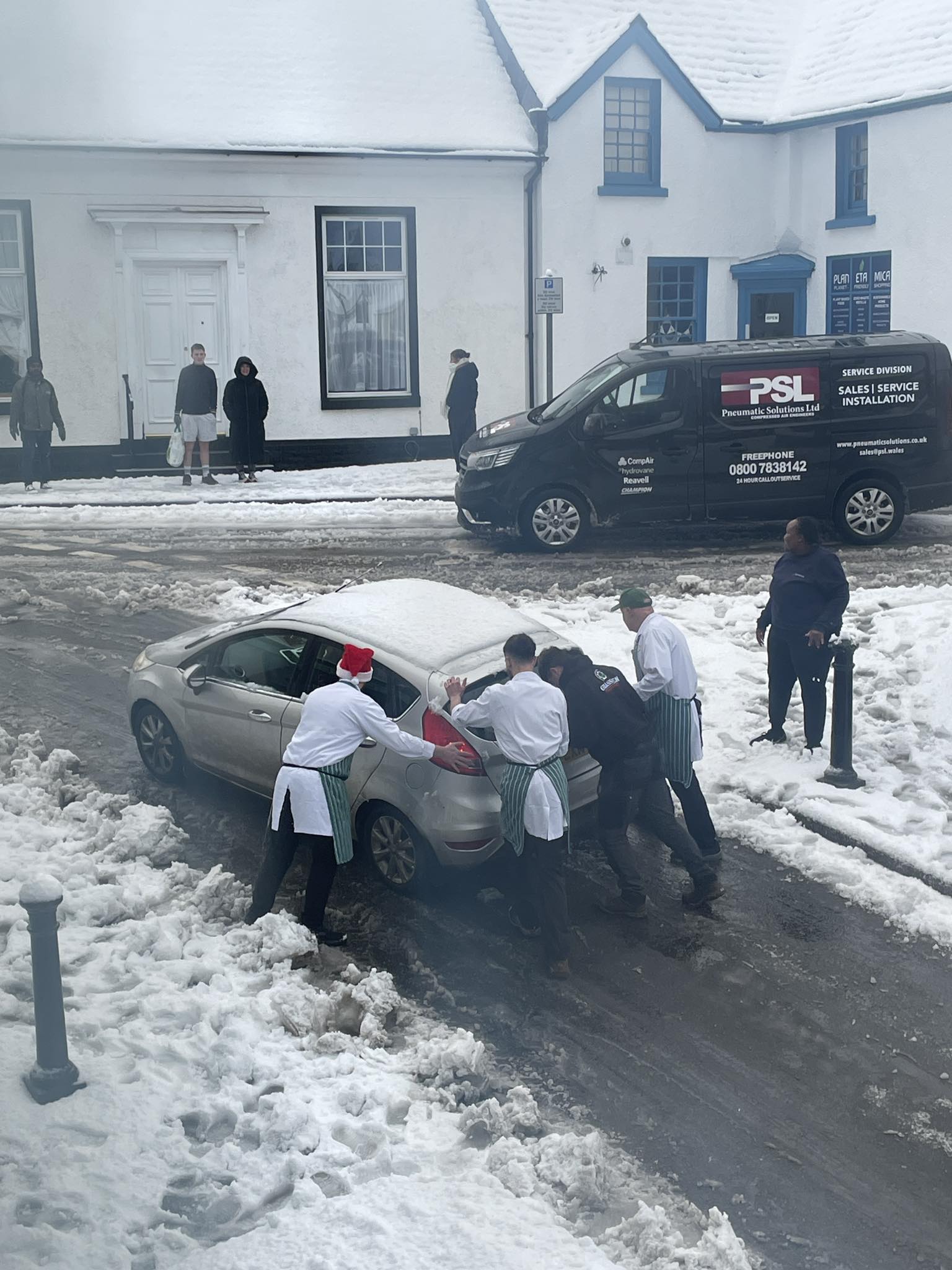 Narberth - ️VERY POOR DRIVING CONDITIONS Well done to the gents at ...