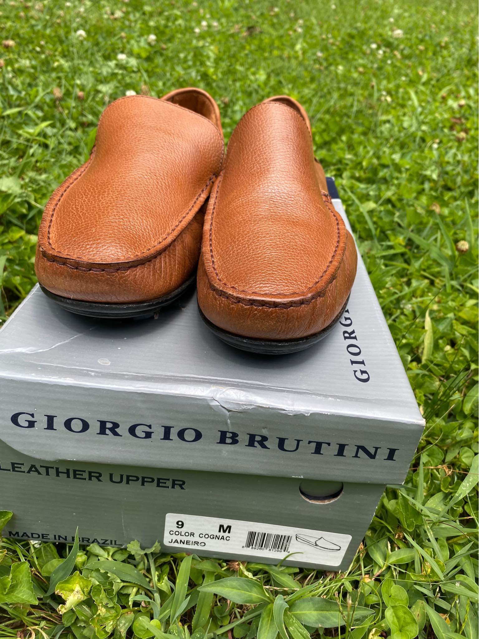 100% AUTHENTIC Men's Size 9 Only worn once or twice Comes with