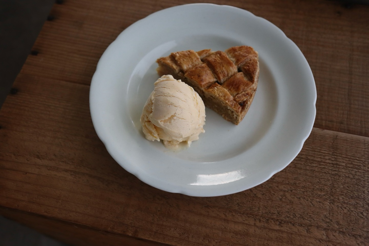 Titre - ・ Apple pie レモングラスと橙の葉をスパイスに、りんごのフィリングと全粒粉のザクザクとした生地。 イートインは温かい ...
