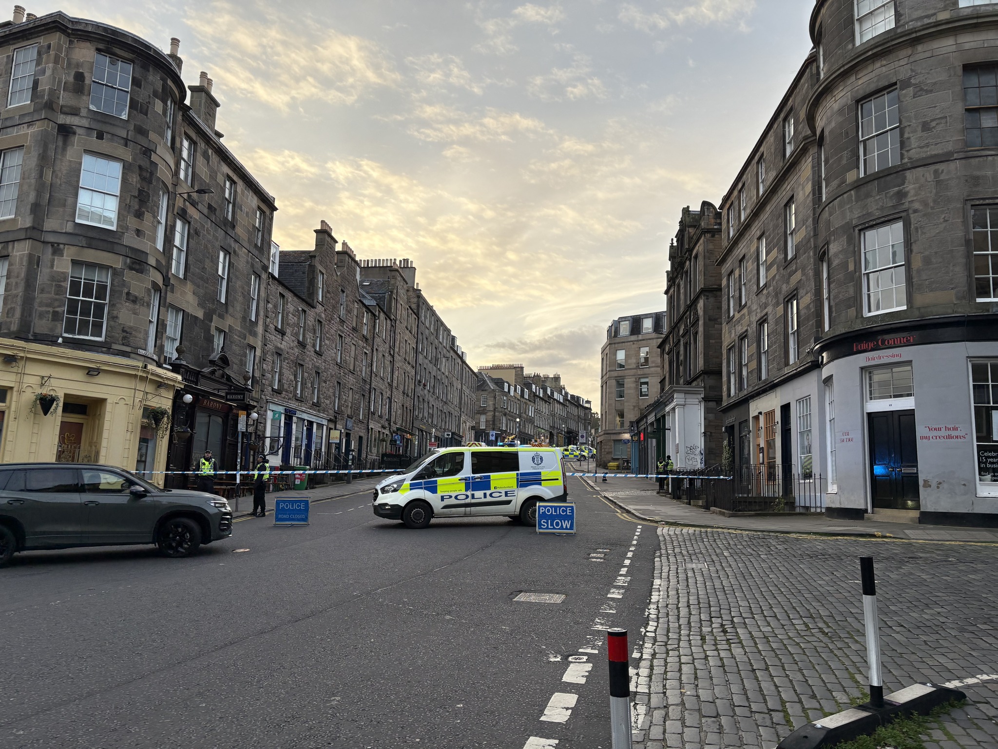 Edinburgh - 🔴 Edinburgh city centre roads closed as police vehicles ...