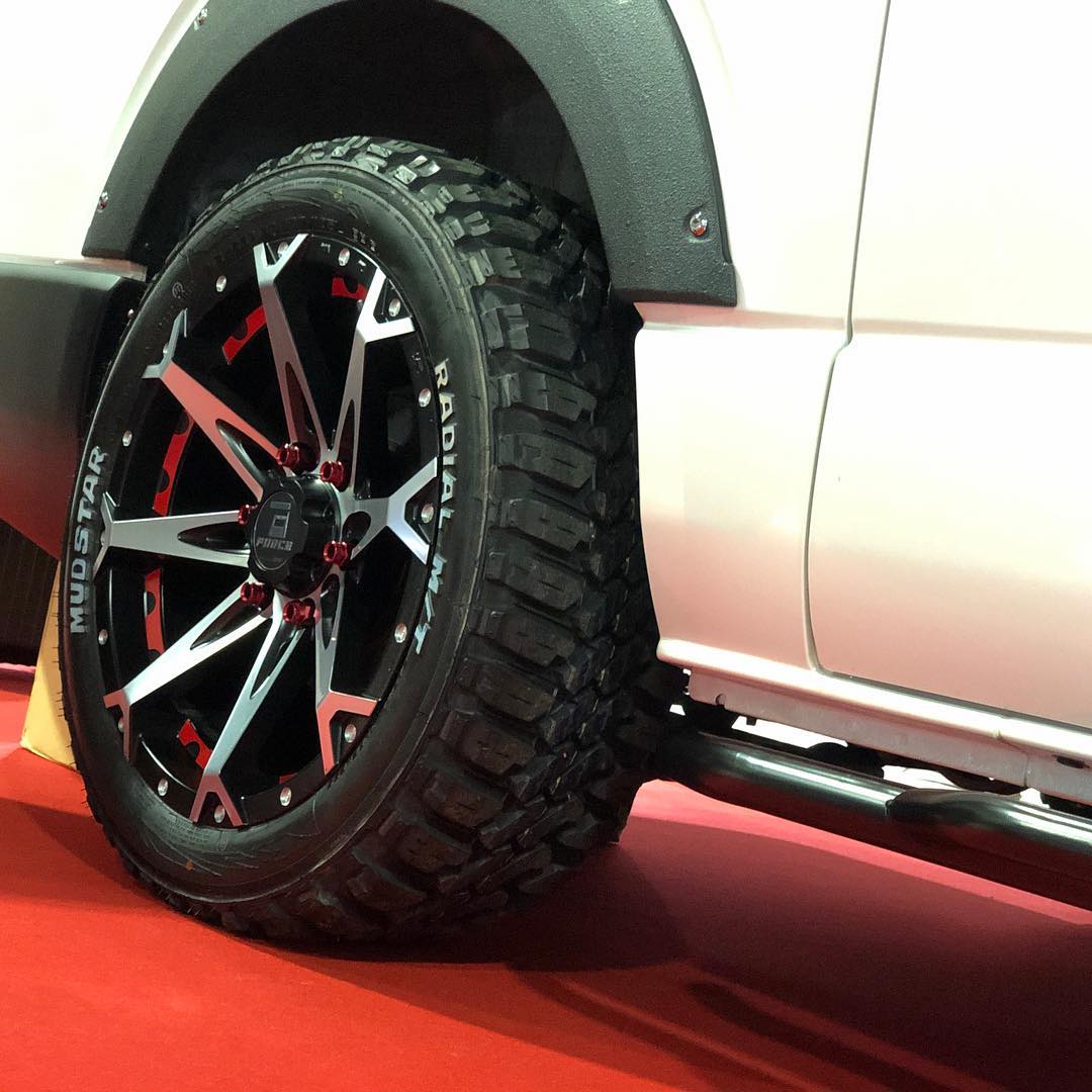 FORCE DENALI 18×8.0 6/139.7+15 マッドスター 215/55R18 107/105L