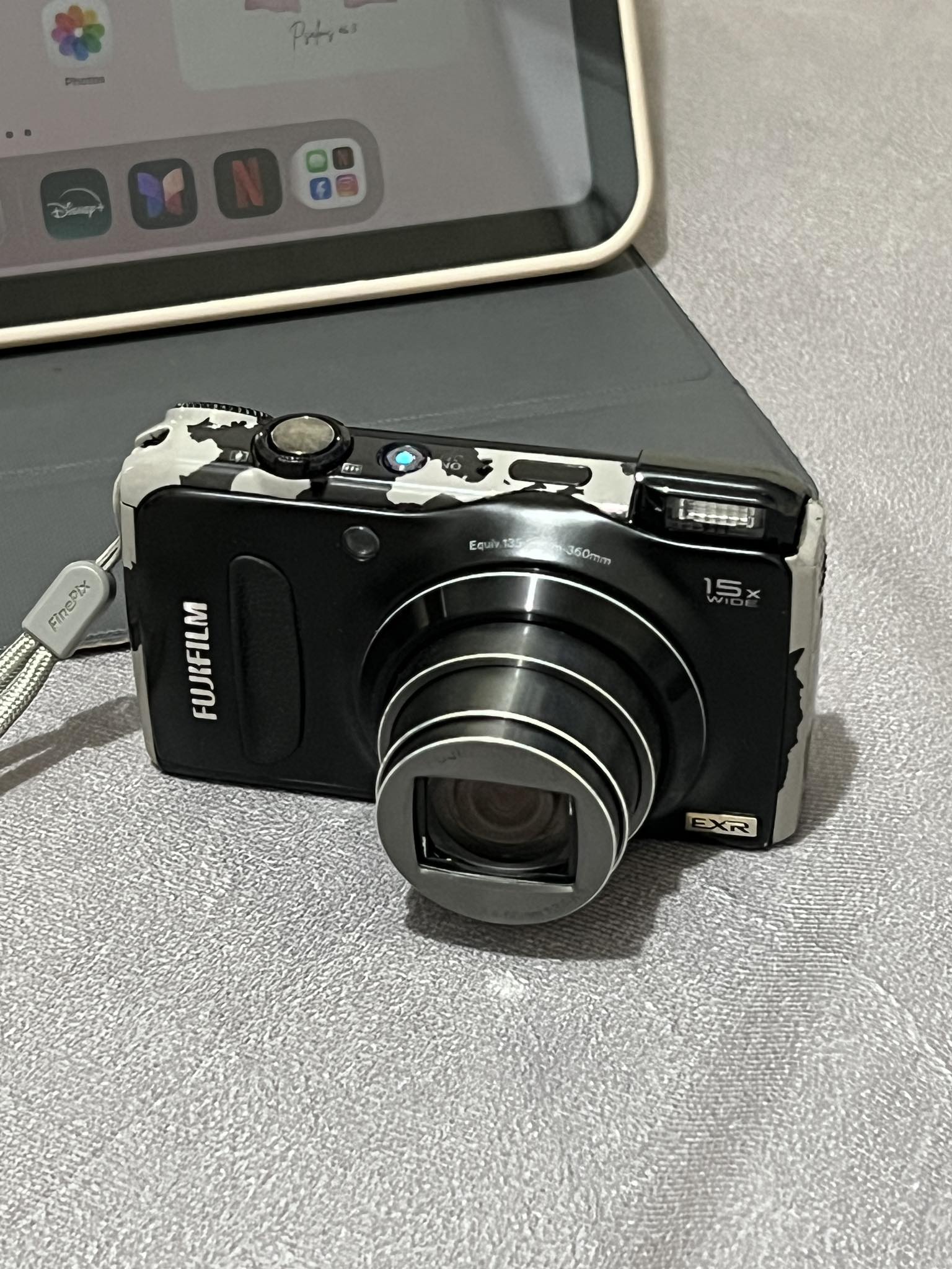 FUJIFILM FINEPIX F300 EXR pop-up flash