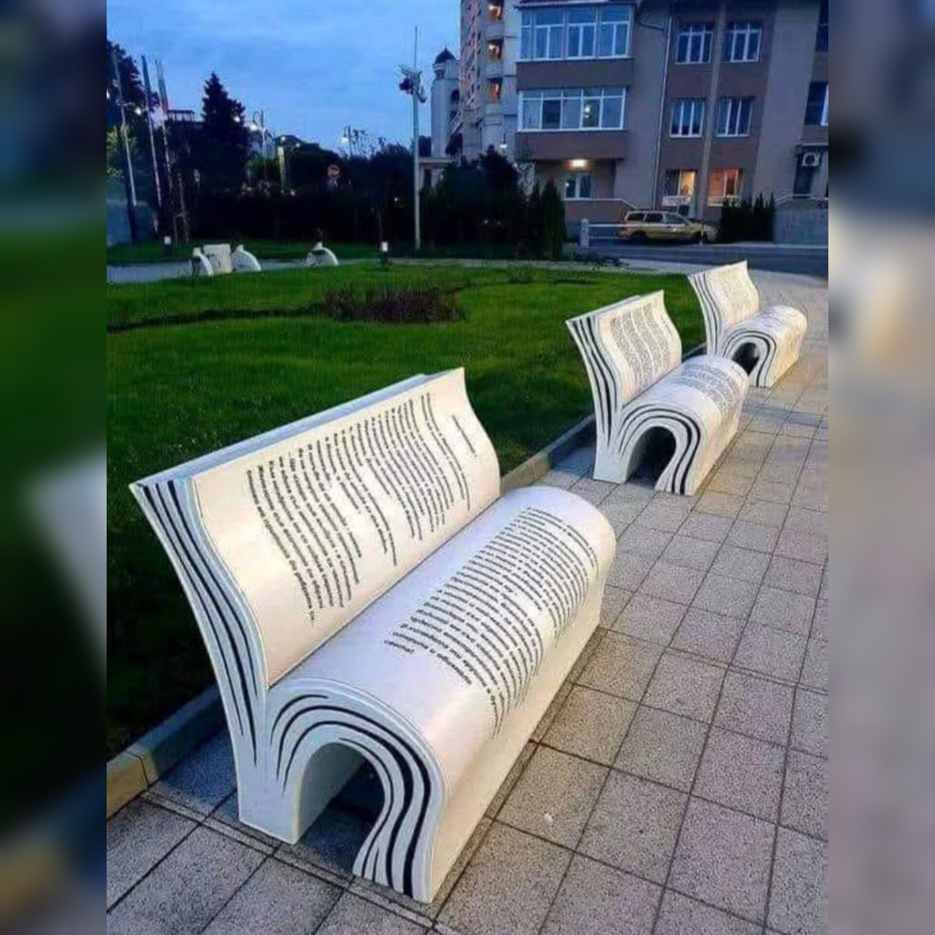 le-ces-bancs-en-forme-de-livre-se-trouvent-burgas-la-quatri-me