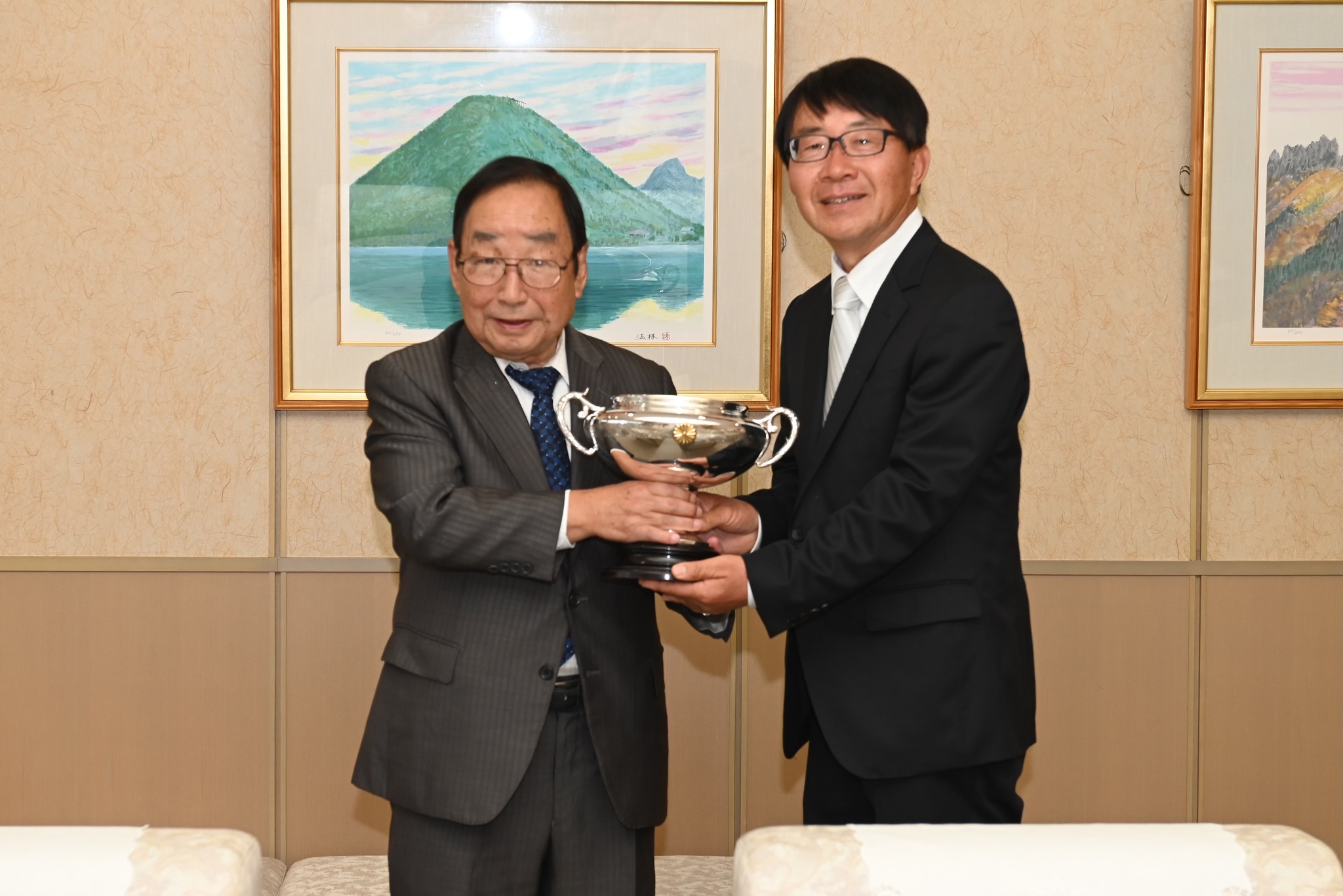 花壇苗生産者の佐藤勲さんが農林水産祭での天皇杯受賞を市長に報告