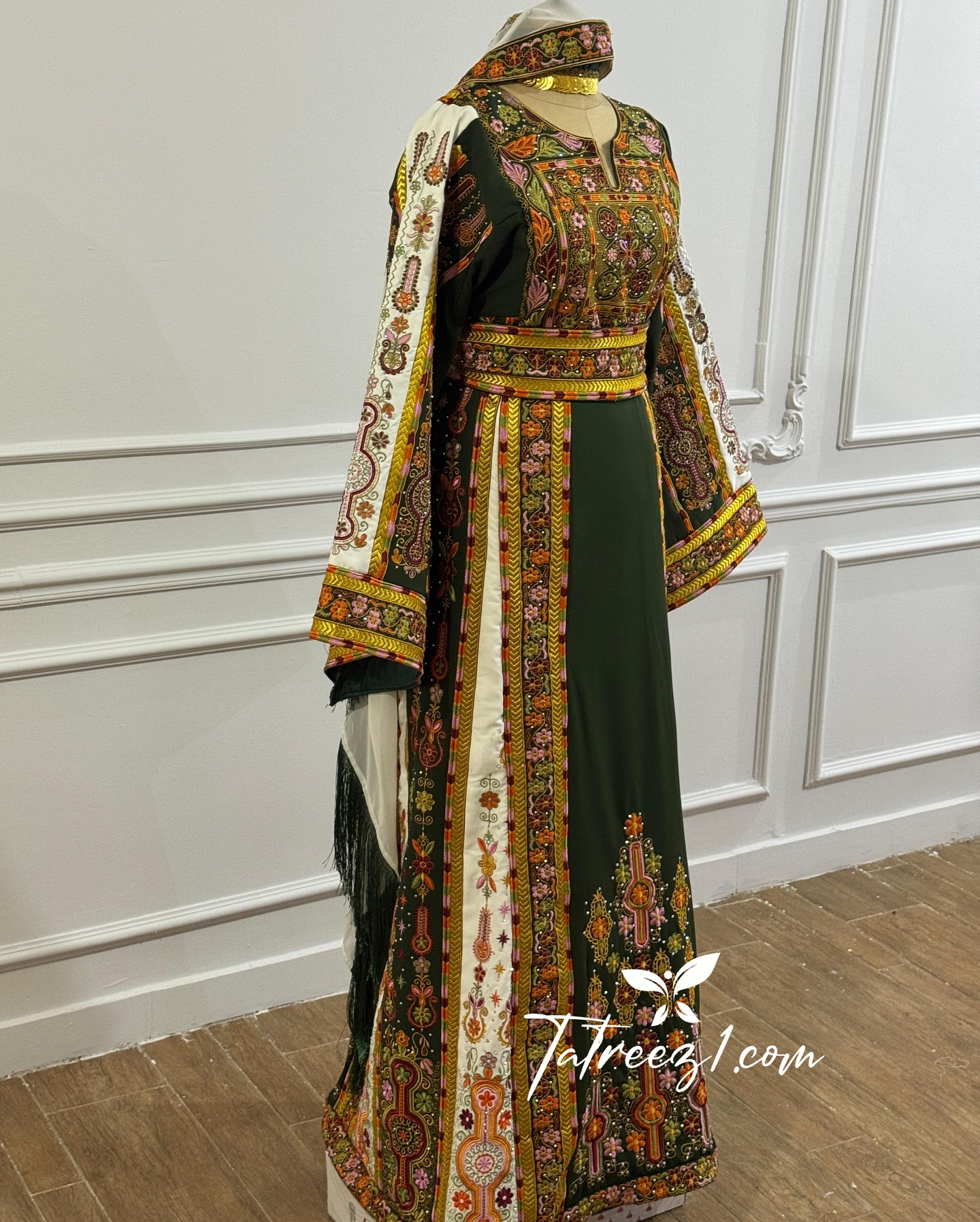 A luxurious Palestinian thobe in royal green with rich traditional  display picture 1