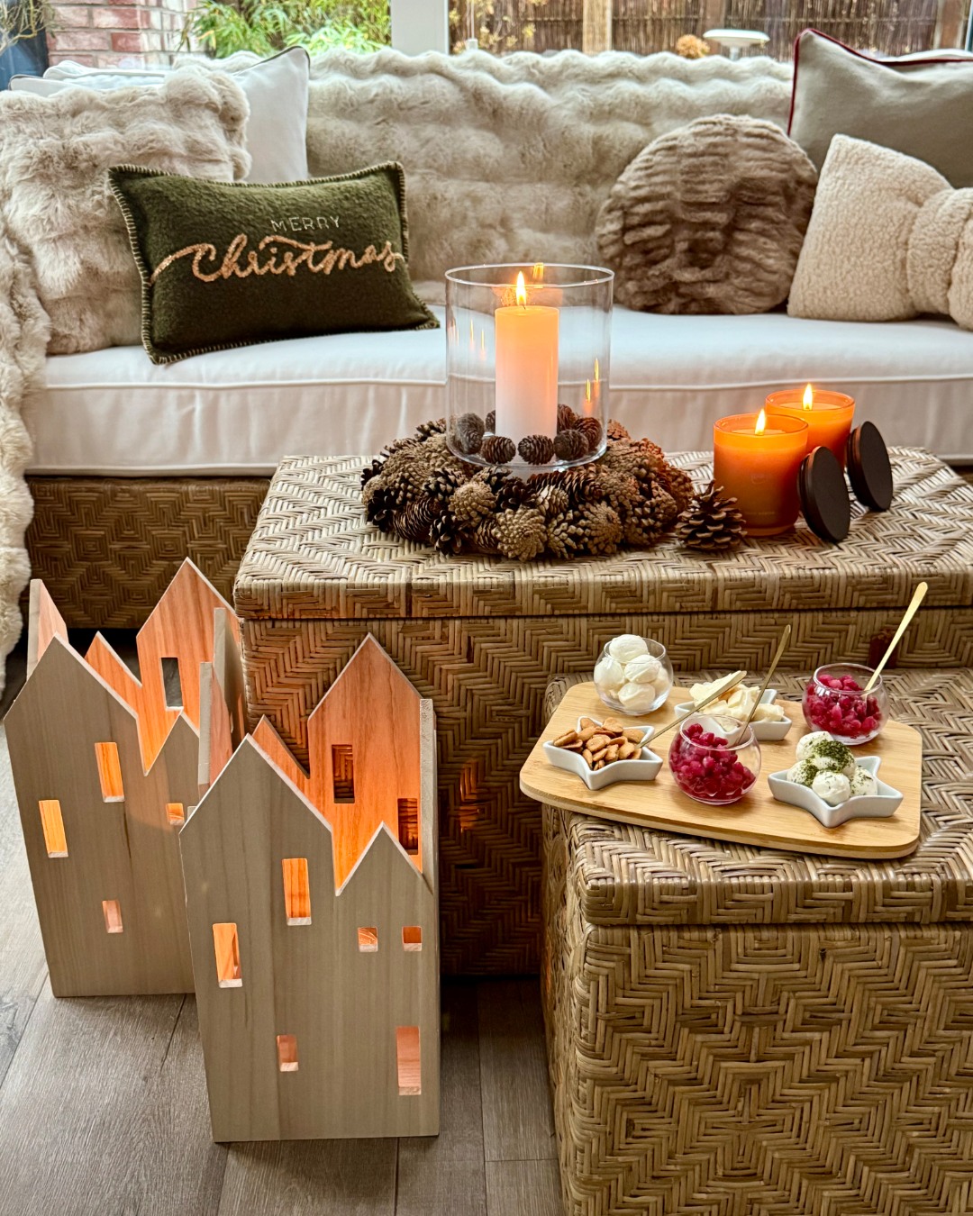 Cozy Winter Vibes sind bei der lieben @strandhaus_sylt eingezogen. Leuchtende Häuschen, warmes Kerzenlicht und weiche Weihnachtskissen schaffen eine ruhige und entspannte Atmosphäre