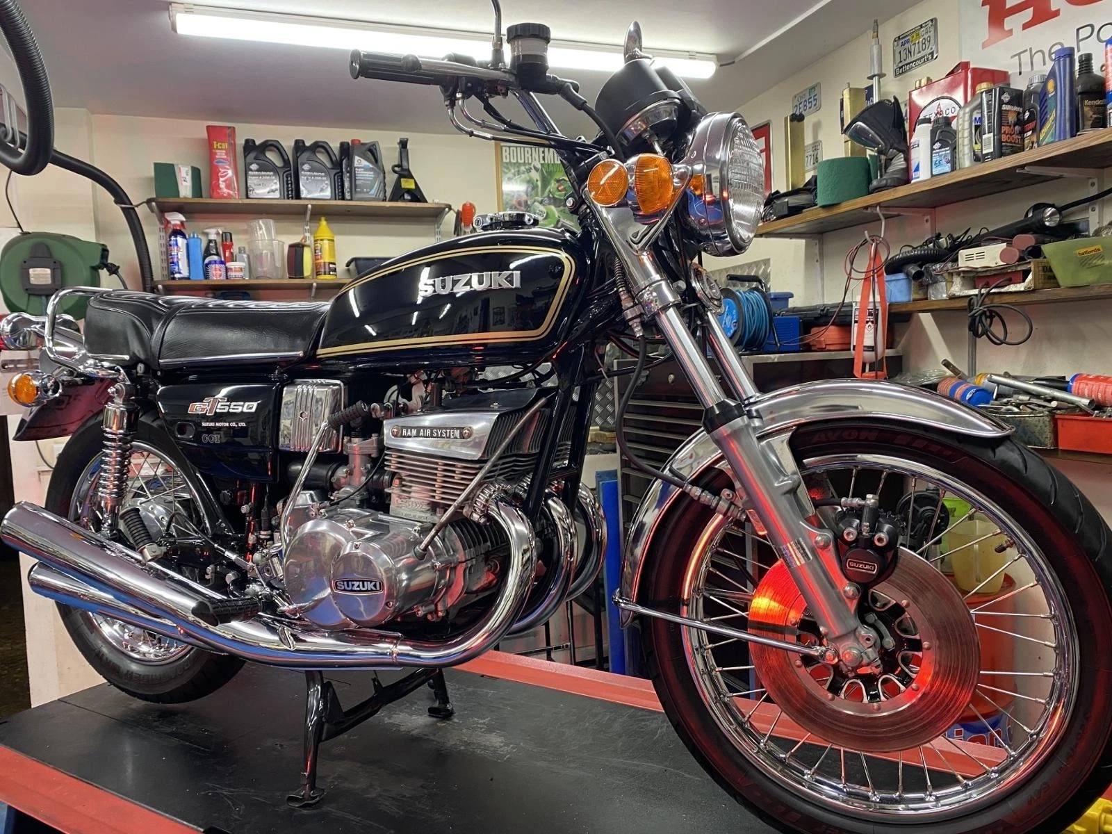 ❤️1974 Suzuki GT550.❤️ three cylinder, two-stroke, air-cooled.