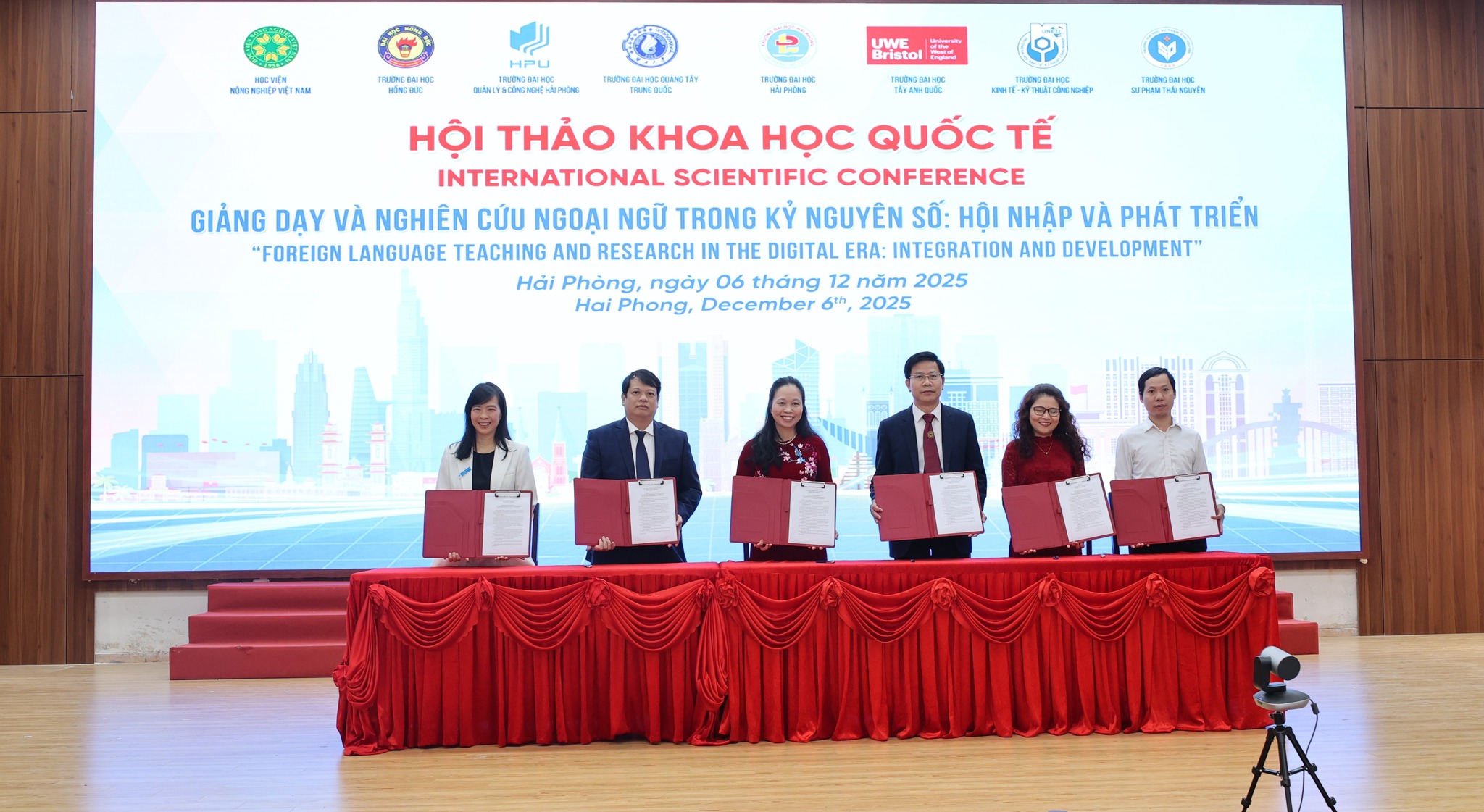 Đại học Quản lý... - Đại học Quản lý và Công nghệ Hải Phòng