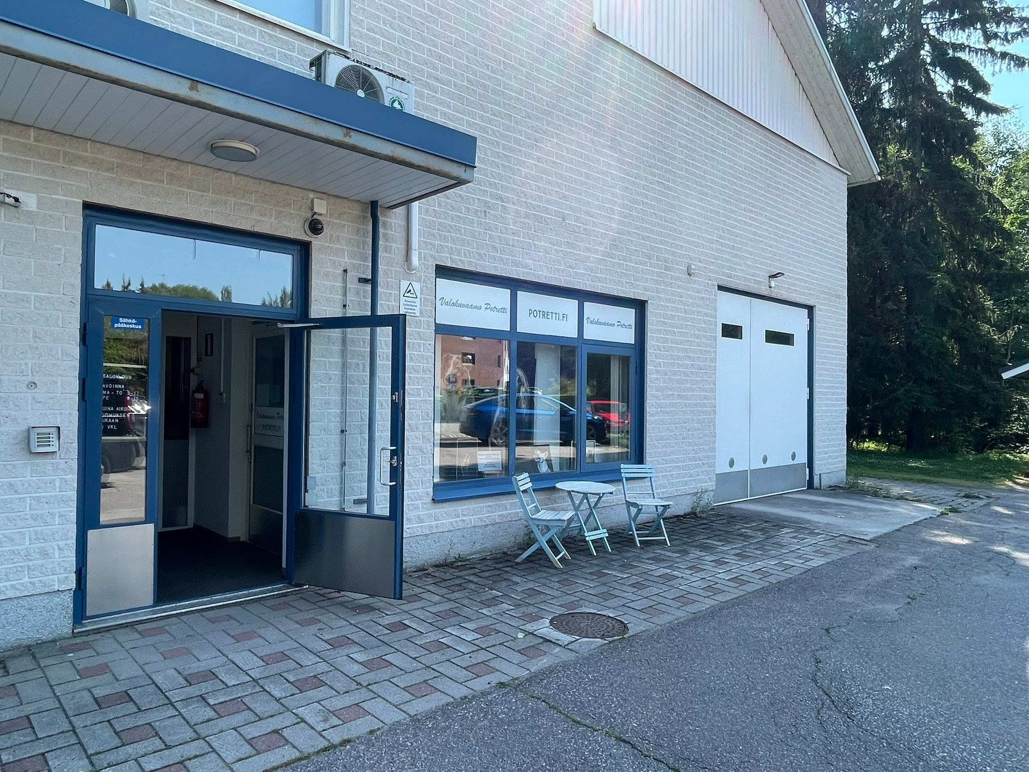 valokuvaamo-p-iv-vier-hti-mukavasti-nuorten-kuvauksissa-kirkolla