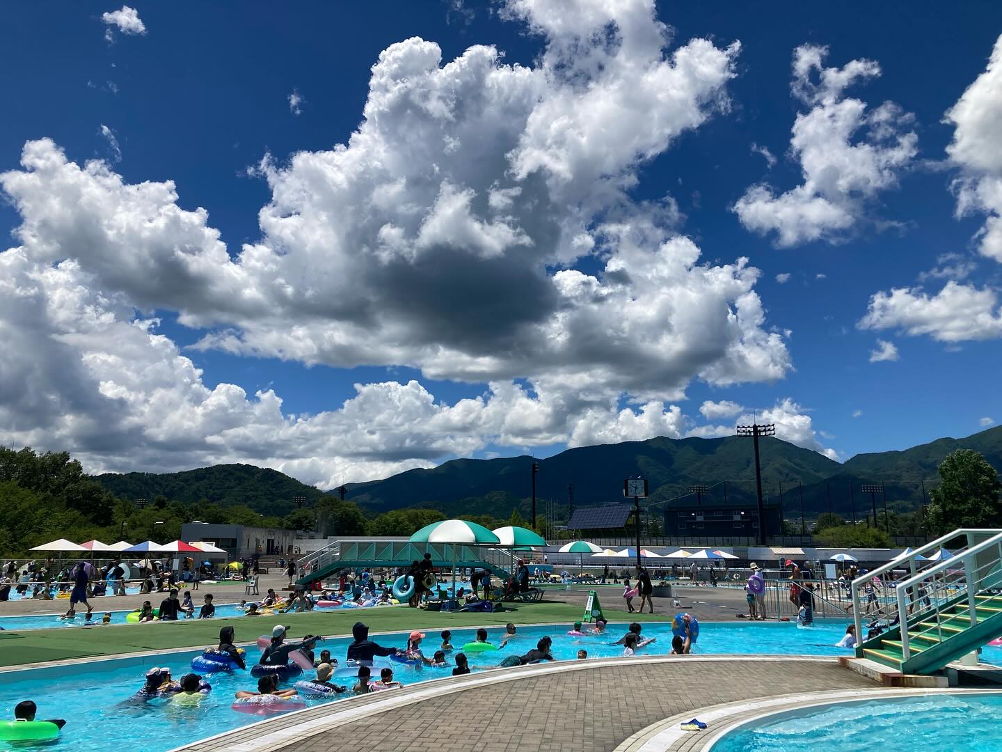 アクアパークiida（飯田運動公園プール） - 13時現在のアクアパークIIDAの様子です。 天候は晴れ、気温38.0度、水温30.0度で大変 ...