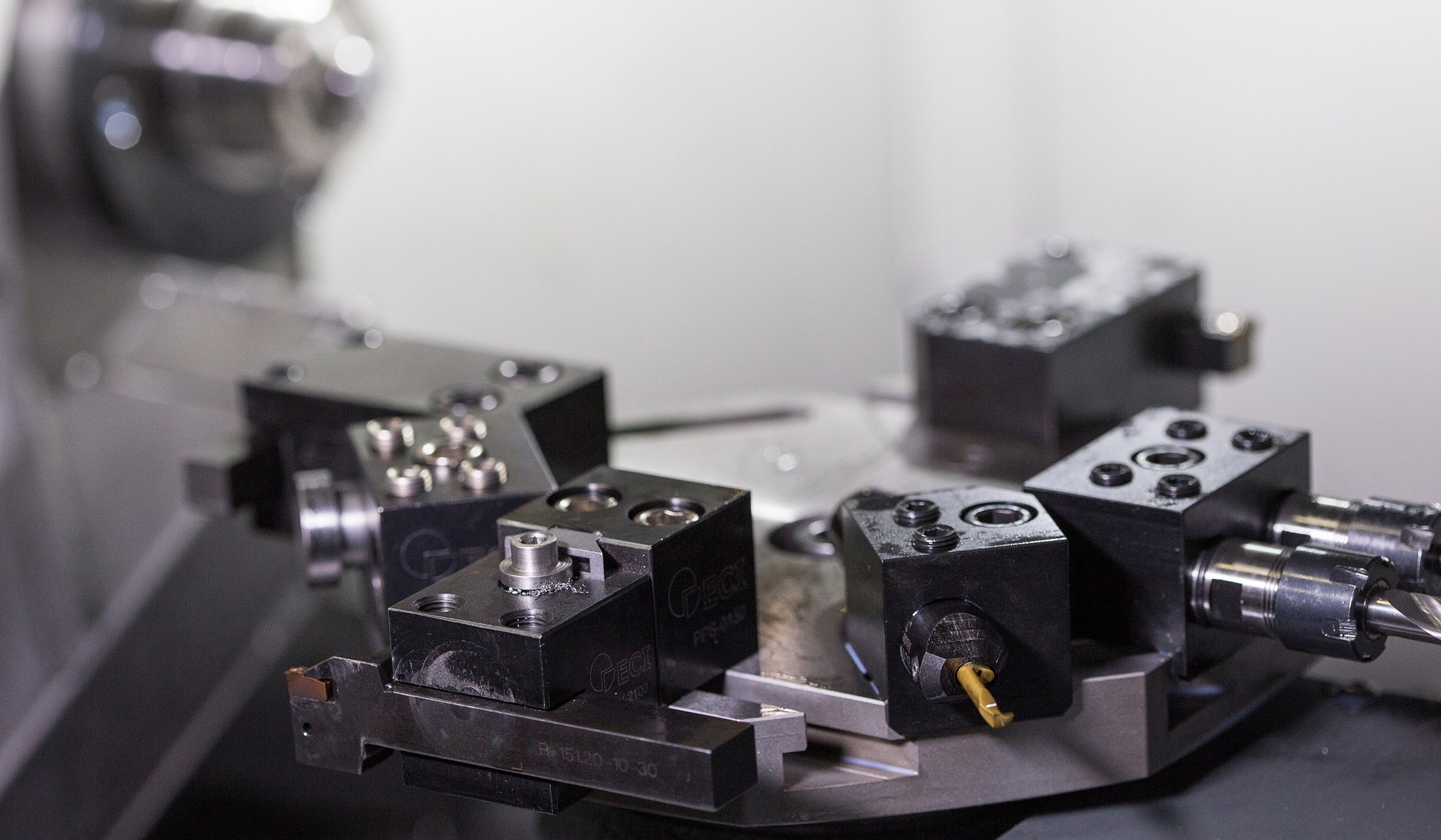システムドロアー Stop babysitting your Toolroom Lathe. The Haas 8‑Station Turret