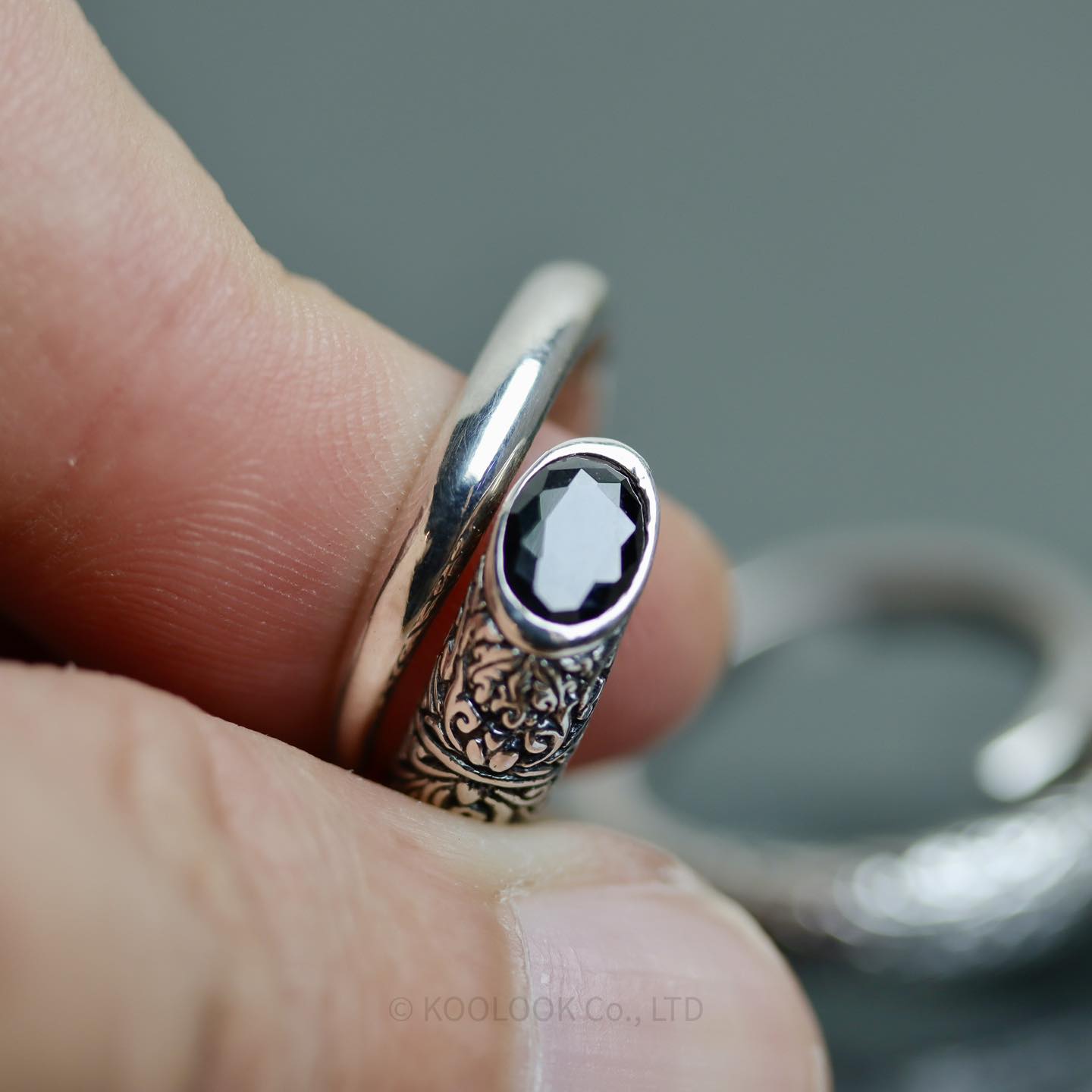 ZOCALO 】 Ivy Spiral Ring Oval 常春藤紋嵌橢圓彩虹月光石/ 黑鋯石 