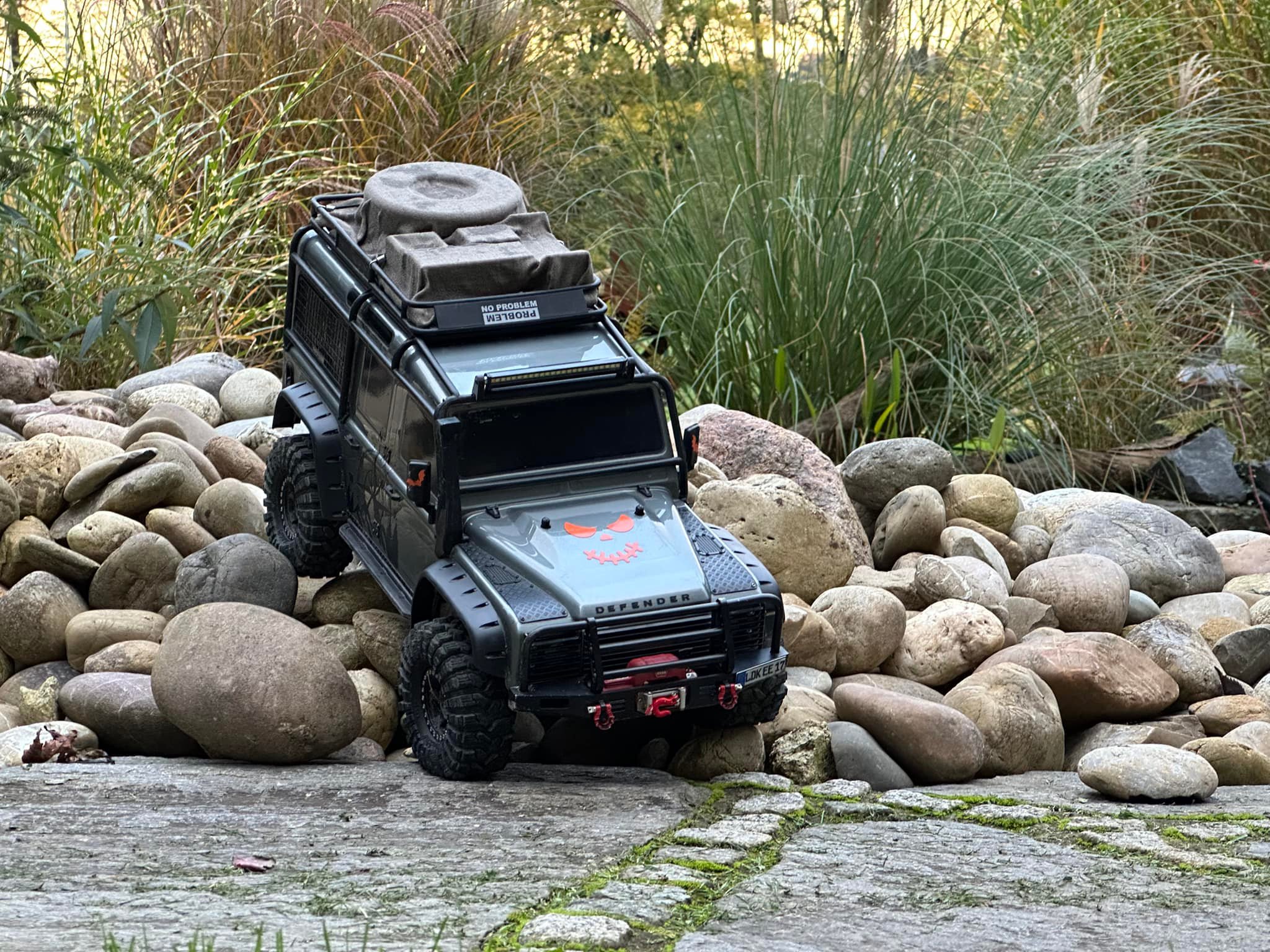 Pre-order Master 1:64 Land Rover Defender 110 Gulf oil with roof rack Model Car
