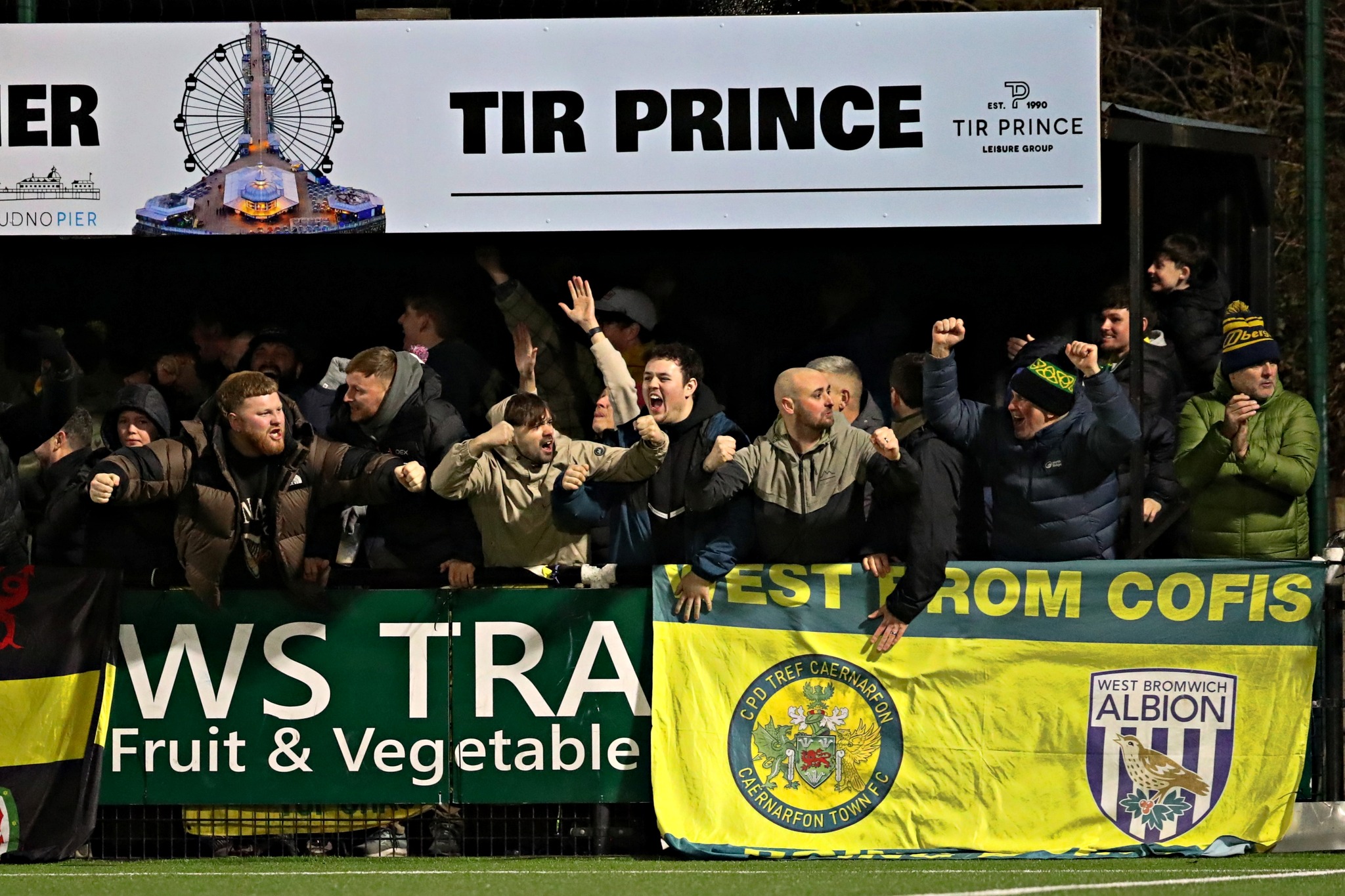 Caernarfon - GOOOOOOOOOOOL I'R COFIIIIIIIS 19. SION BRADLEY EFO CHWIP O ...