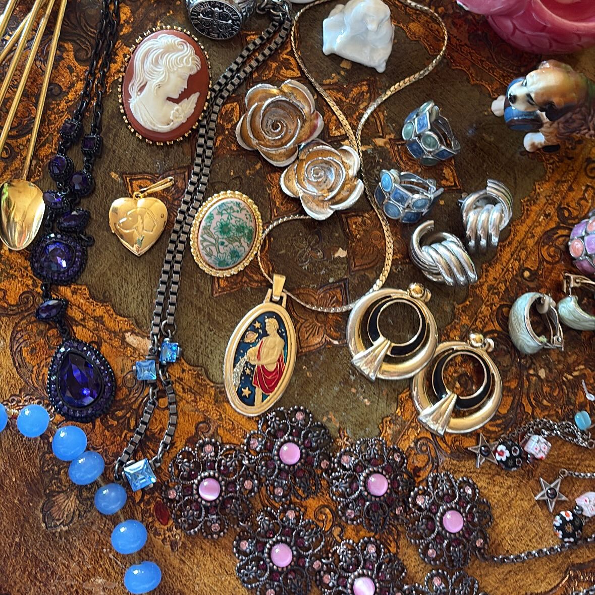Broche Vintage Art Déco – Perles Résine Mauve & Strass – Jamais Portée – État Neuf