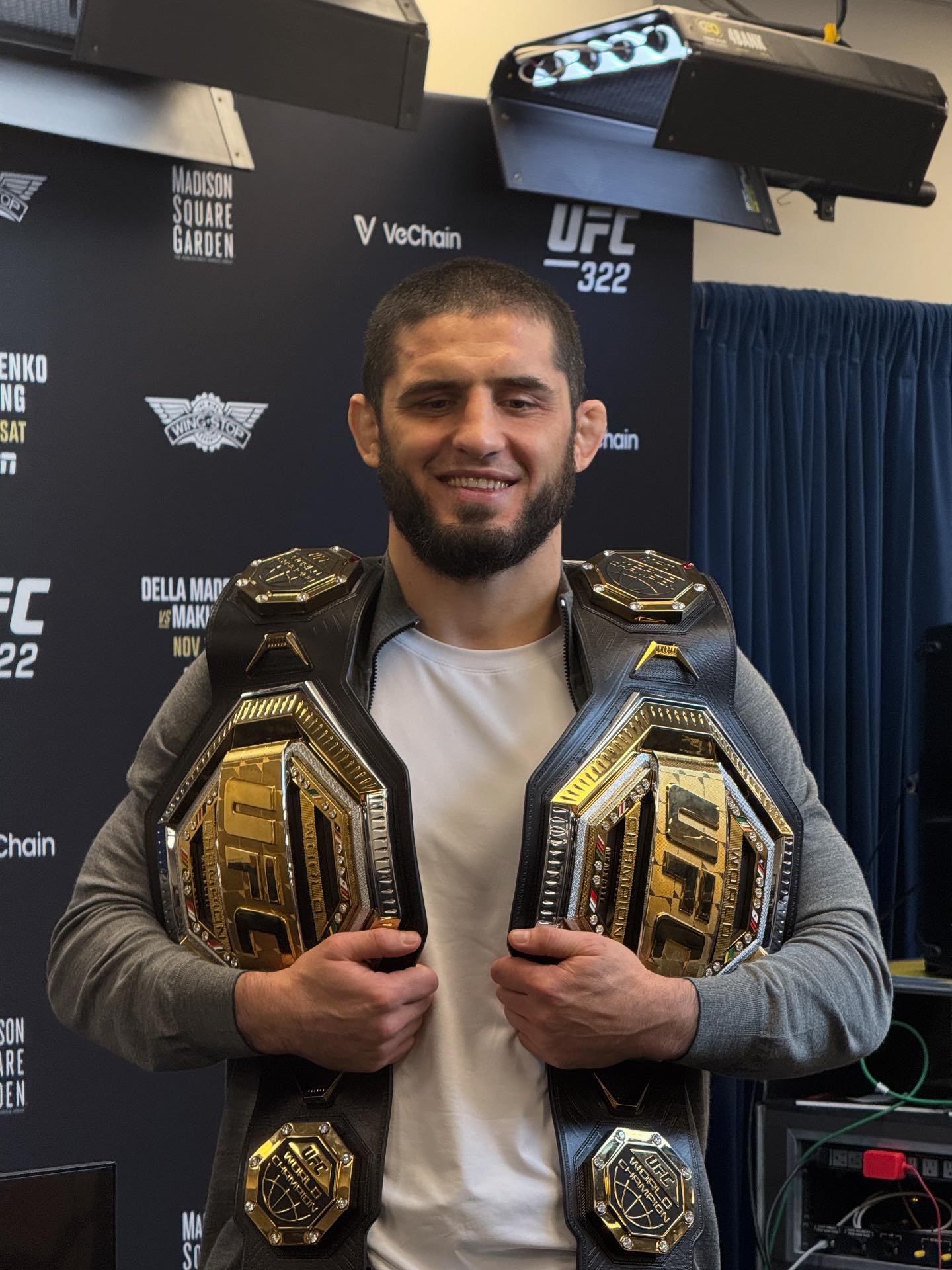 RMC - 🏆🏆 ISLAM MAKHACHEV EST ENTRÉ DANS L’HISTOIRE DE L’UFC EN DEVENANT ...
