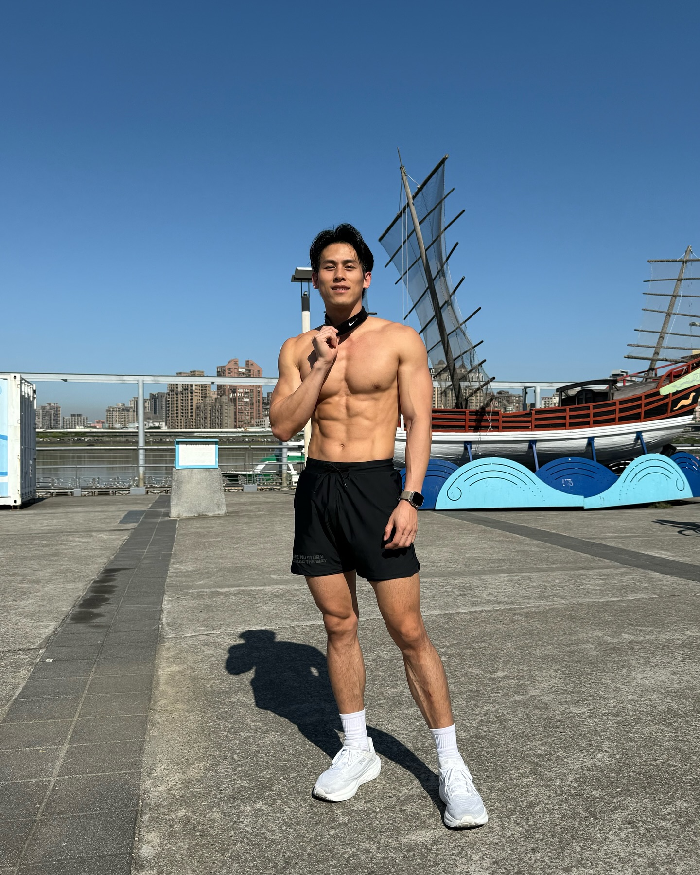 羅承軒 Tali - - 今天跟大家介紹 健身界的陷阱pose 😂😂 這其實是健體比賽的pose 三七步重心腳微彎 然後表情表現的若無其事一樣 ...