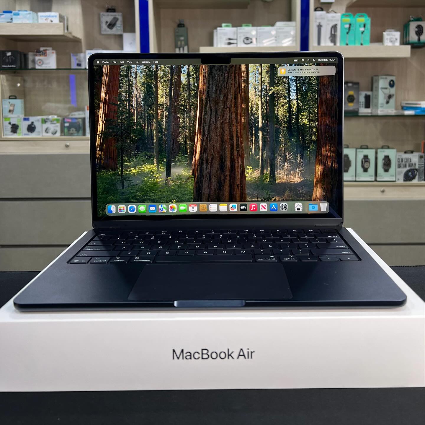 Open Box MacBook Air M4 2025 13 Inch like new: - Midnight Color 