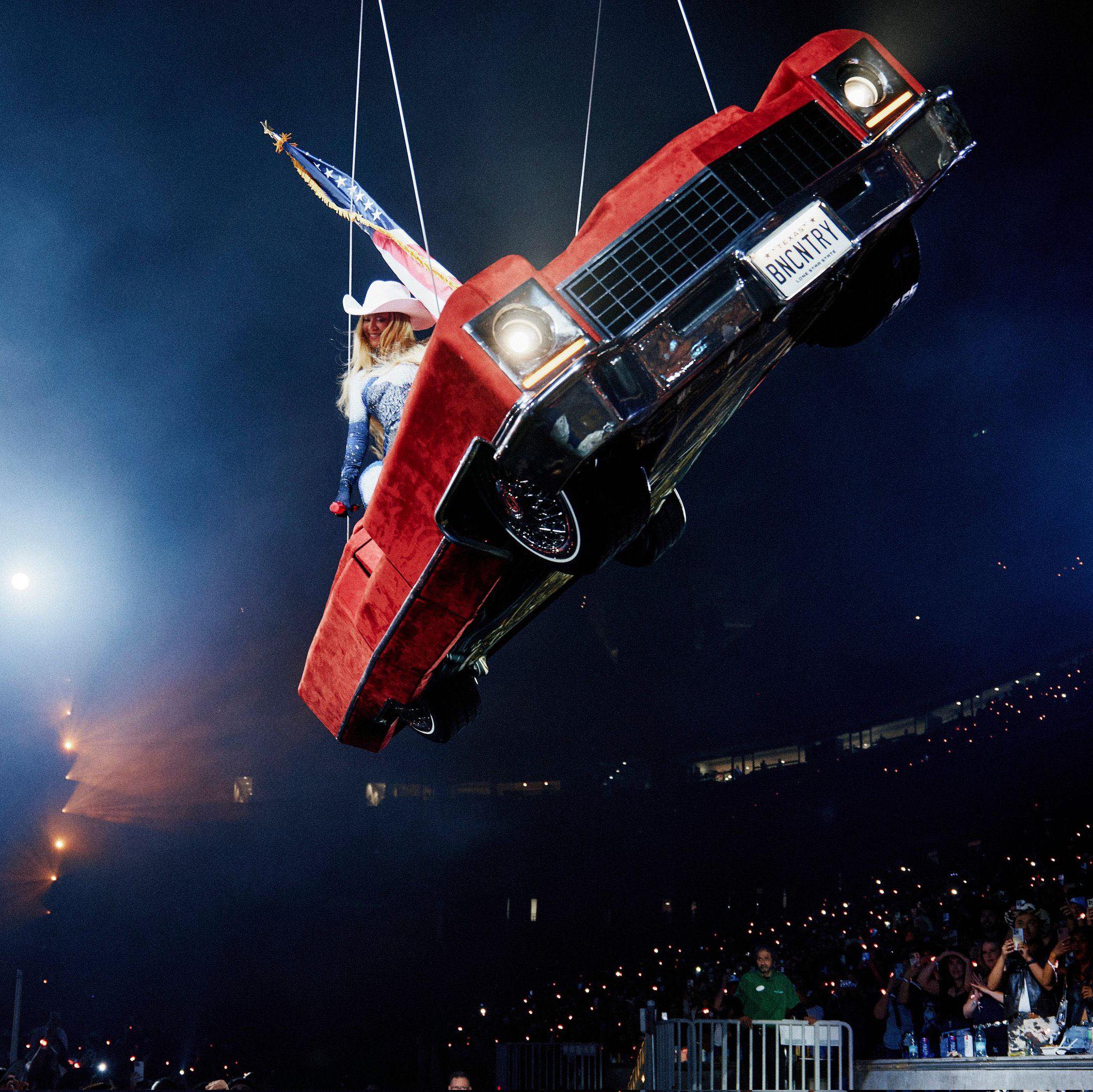 HipHop - Beyoncé was safely lowered after her flying car unexpectedly ...