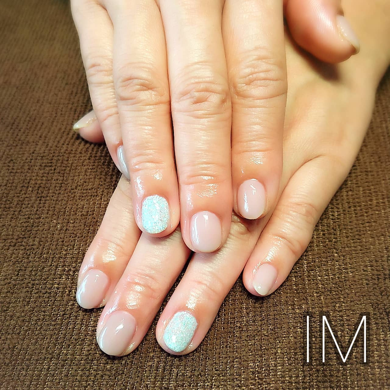 Im Nailsalon モカベージュ ぎっしりグリッターのワンカラー グリッターネイル ヌーディネイル ベージュネイル 春ネイル ワンカラーネイル オフィスネイル Nudenails Glitternails Shortnails ネイルデザイン ジェルネイル ネイルサロン シンプル