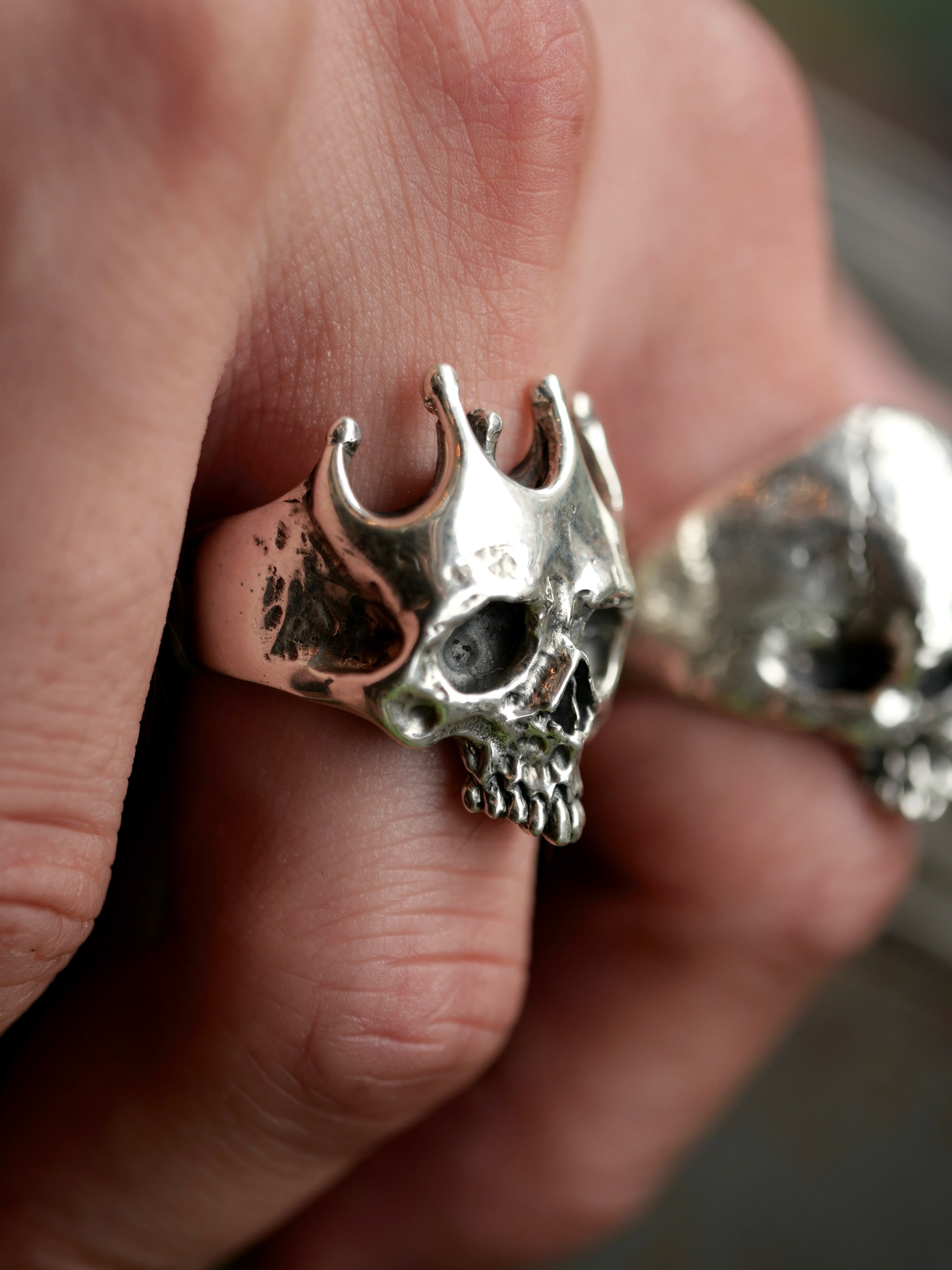 SURVIVAL SKULL RING スカルと有機的に融合した王冠は、人生における 