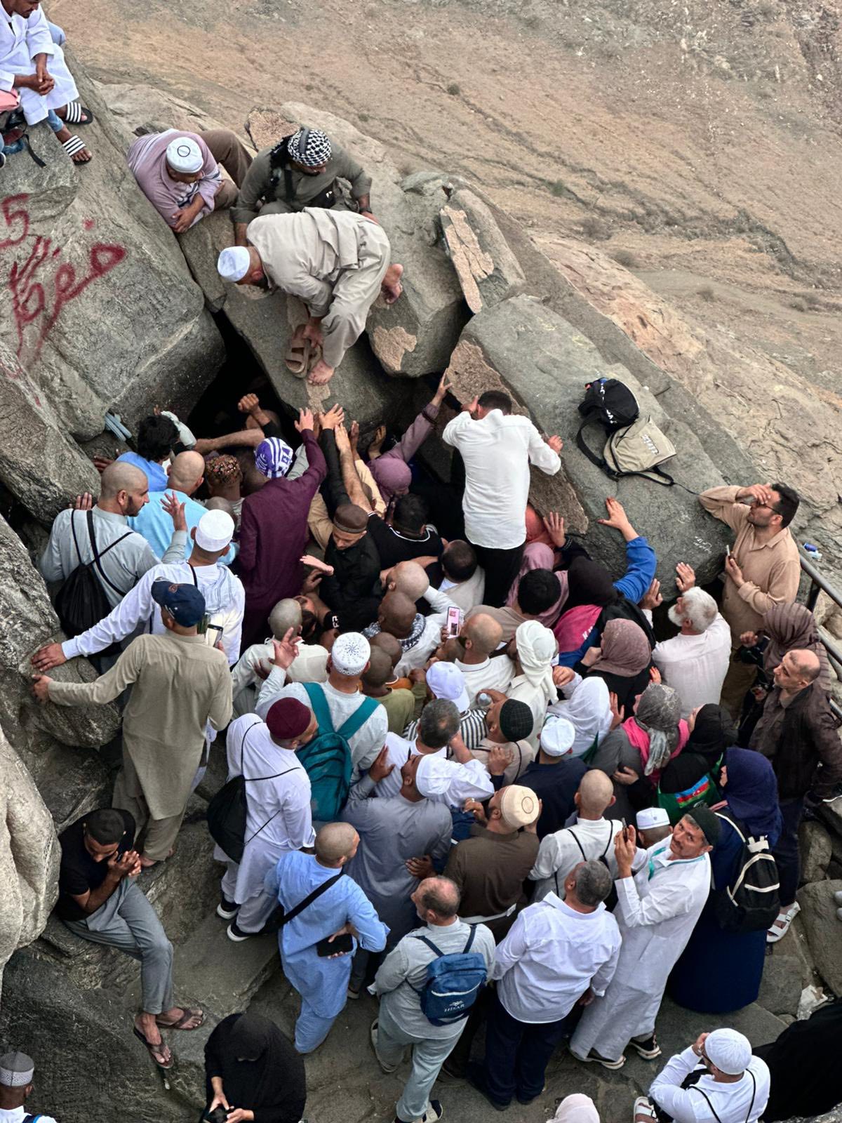 Nur Dağı Hira Mağarası Yolcuları