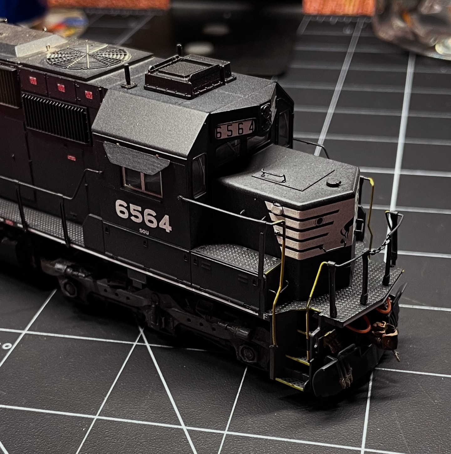 HLCX EMD SD60 5957 has been patch renumbered to NS 6522. This unit