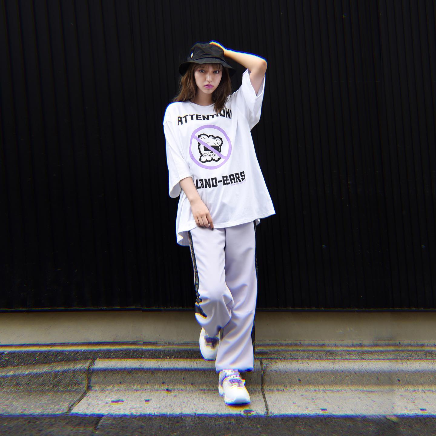 NO LAND BEAR TEE & REFLECTOR NYLON PANTS worn by 