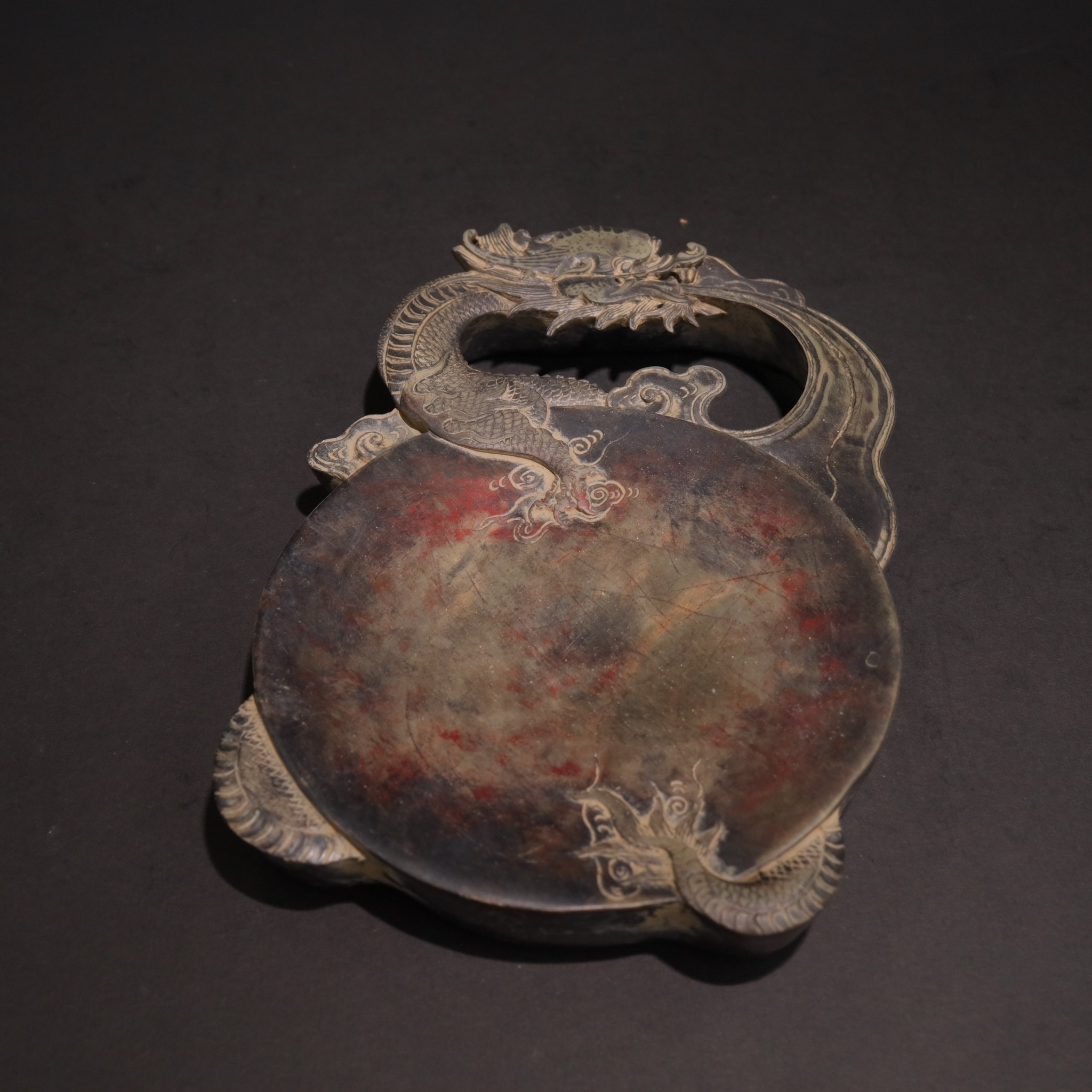 龍　硯 舊藏端硯：龍兆天下器形小巧玲瓏，隨形雕作雲龍吐瑞之態，龍首昂揚威嚴