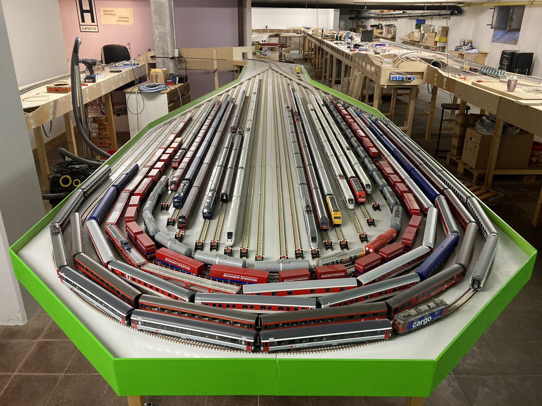 Produktbild von Syntech Plastics Bodenkantenleiste – 1 Meter, Verschiedene Farben Für Deinen Bodenausbau
