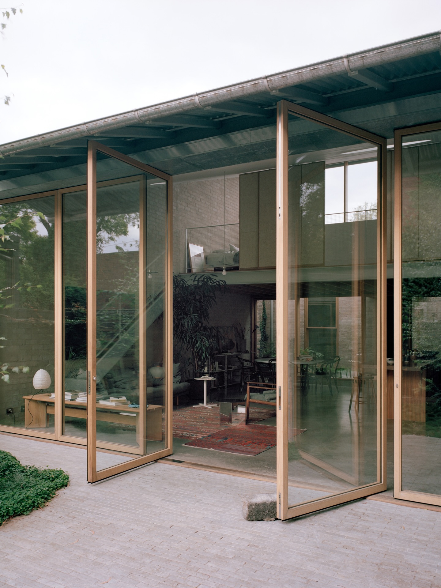 dwell-at-this-rear-addition-in-australia-massive-pivot-doors-bring