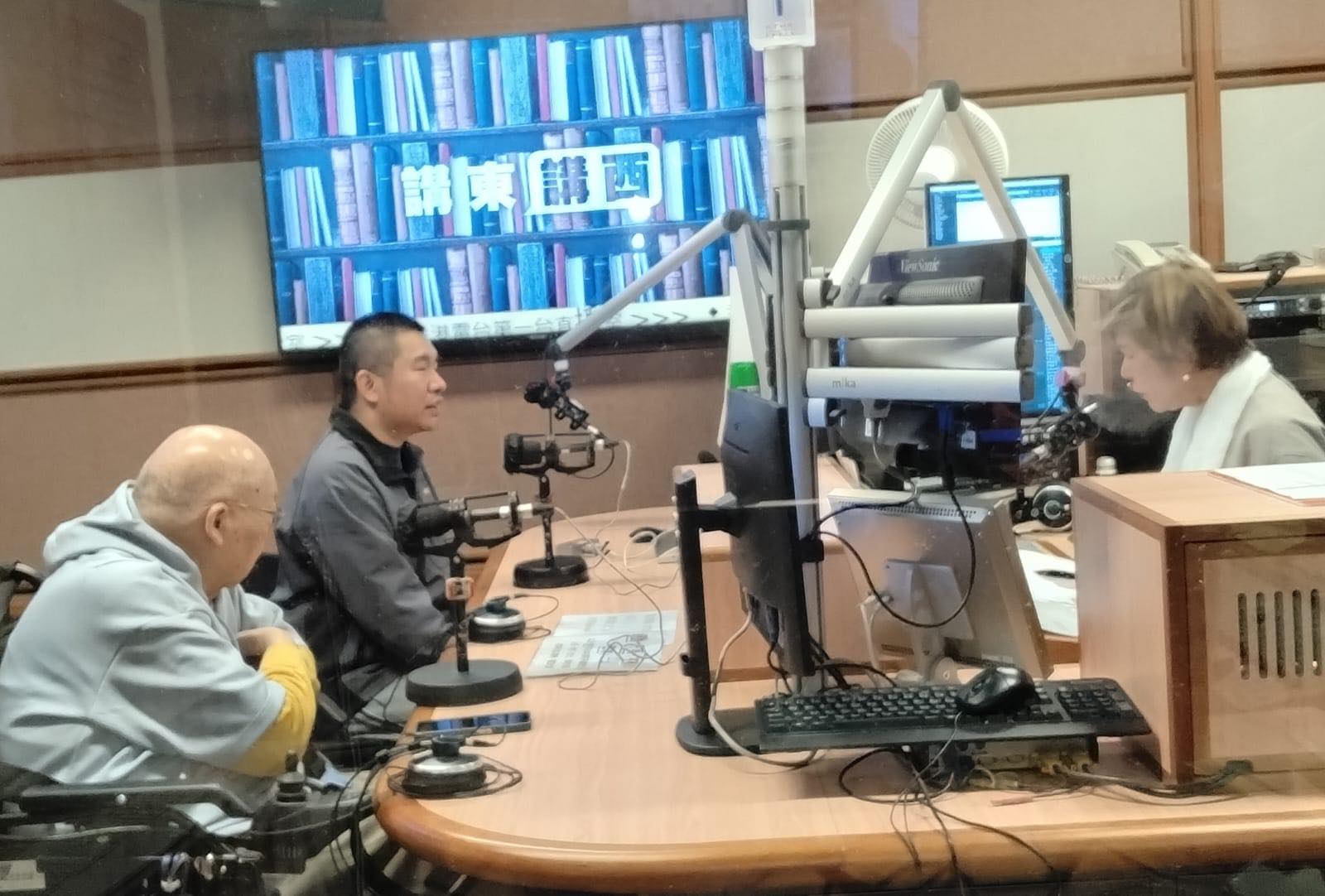 馮天樂博士 - 大寒不寒? 主持人：文潔華、岑逸飛、馮天樂 大寒，是二十四節氣中的最後一個節氣，每年在1月19至21日之間，斗指丑，太陽位於黃 ...