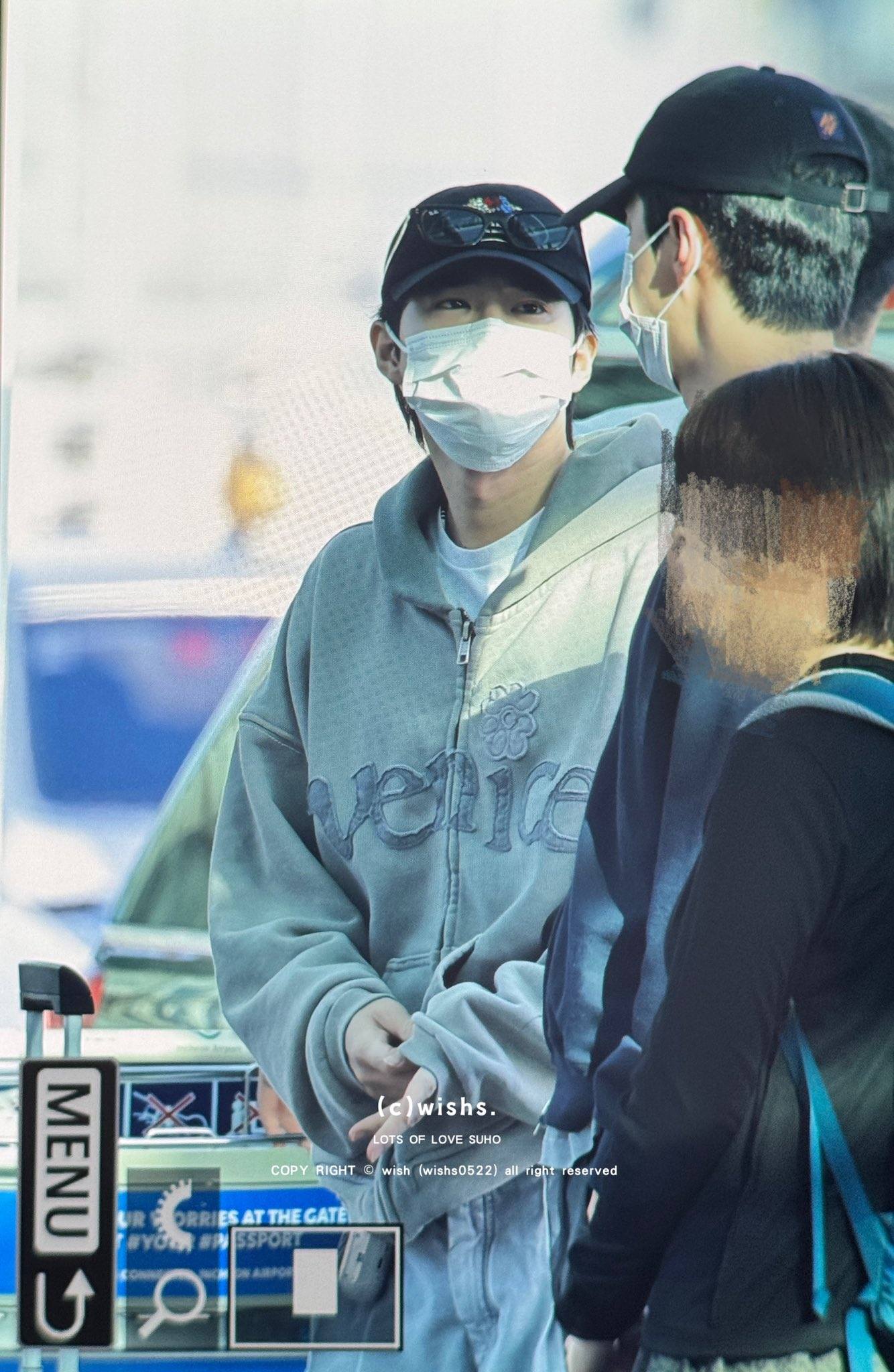 Uhhh its not red 😀 sksksk Junmyeon is heading to Vietnam today