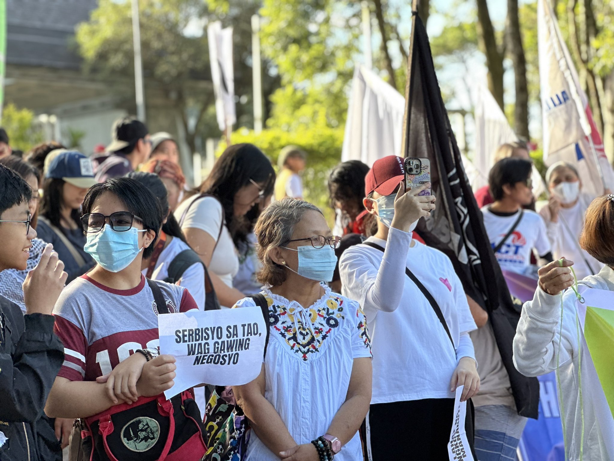 INQUIRER.net - LOOK: Dressed in white, protesters are now starting to ...