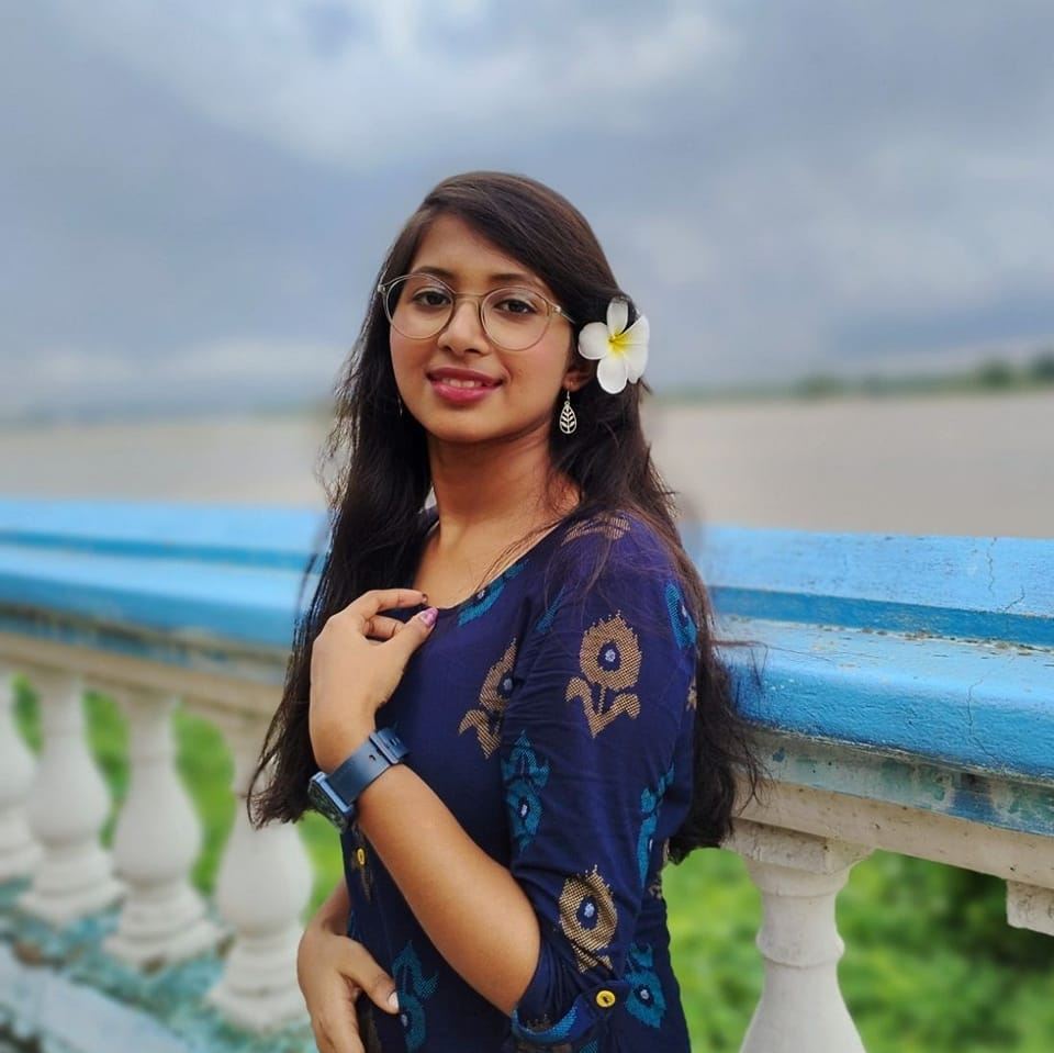 Labonnya - ভালোবাসায় সবাই কেনো লাল গোলাপ ই দেয়, এই কাঠগোলাপ যে কত ...