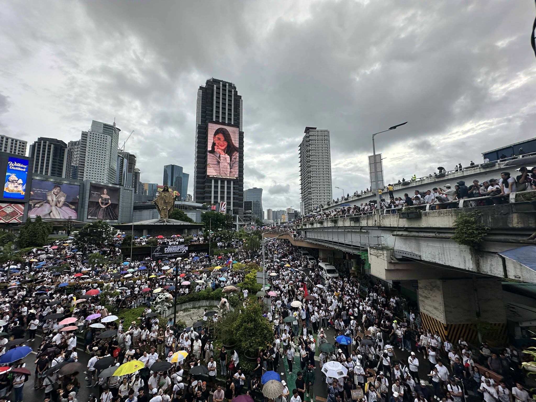 News5 - PAGDAGSA NG TAO SA EDSA SHRINE Kasalukuyang sitwasyon ng EDSA ...