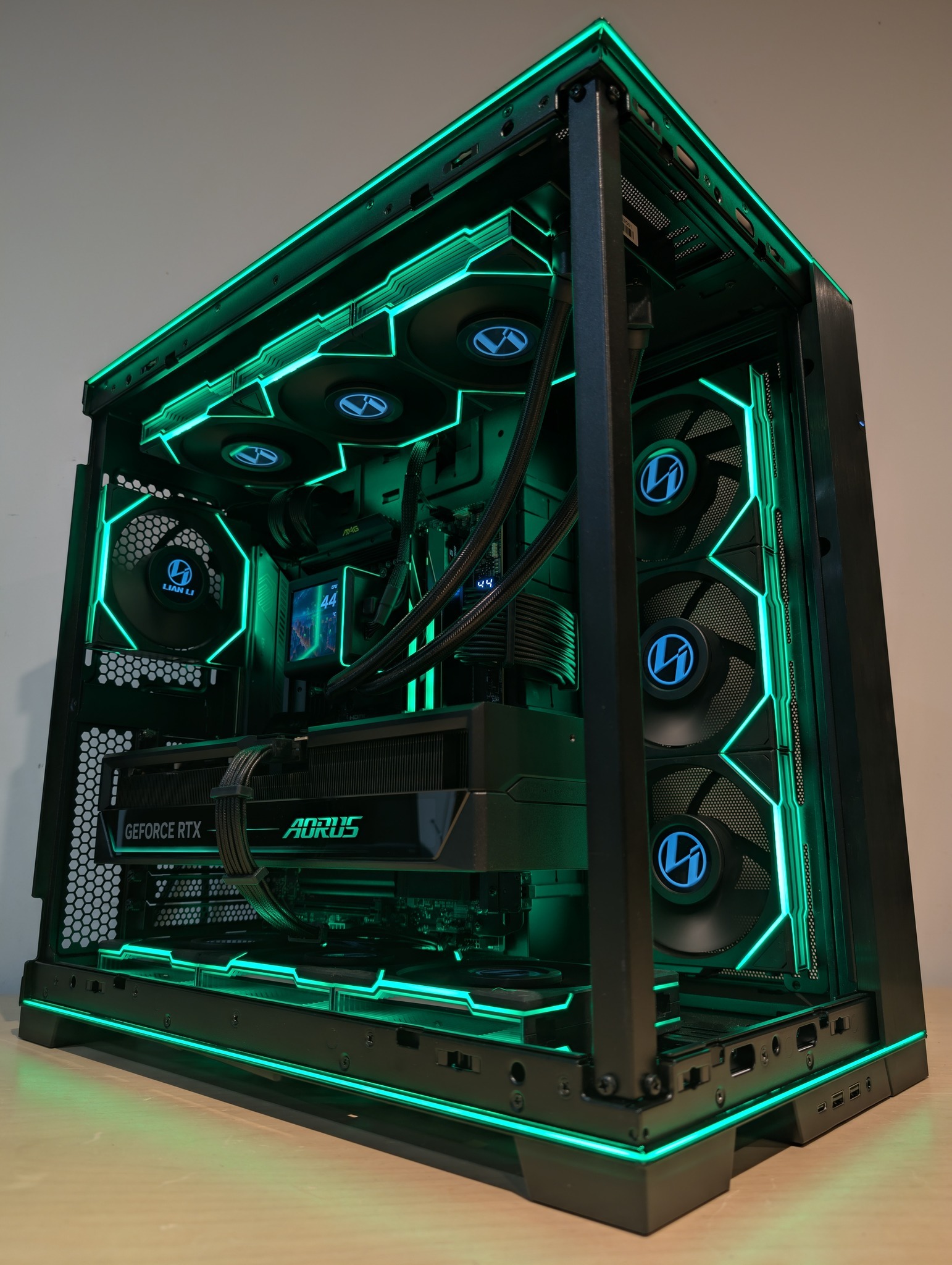 Ryzen 7 9700X 64GB 2TB OS無し Lian Li This Ryzen 7 9800X3D, RTX 5090, and 64 GB DDR5 powerhouse in the