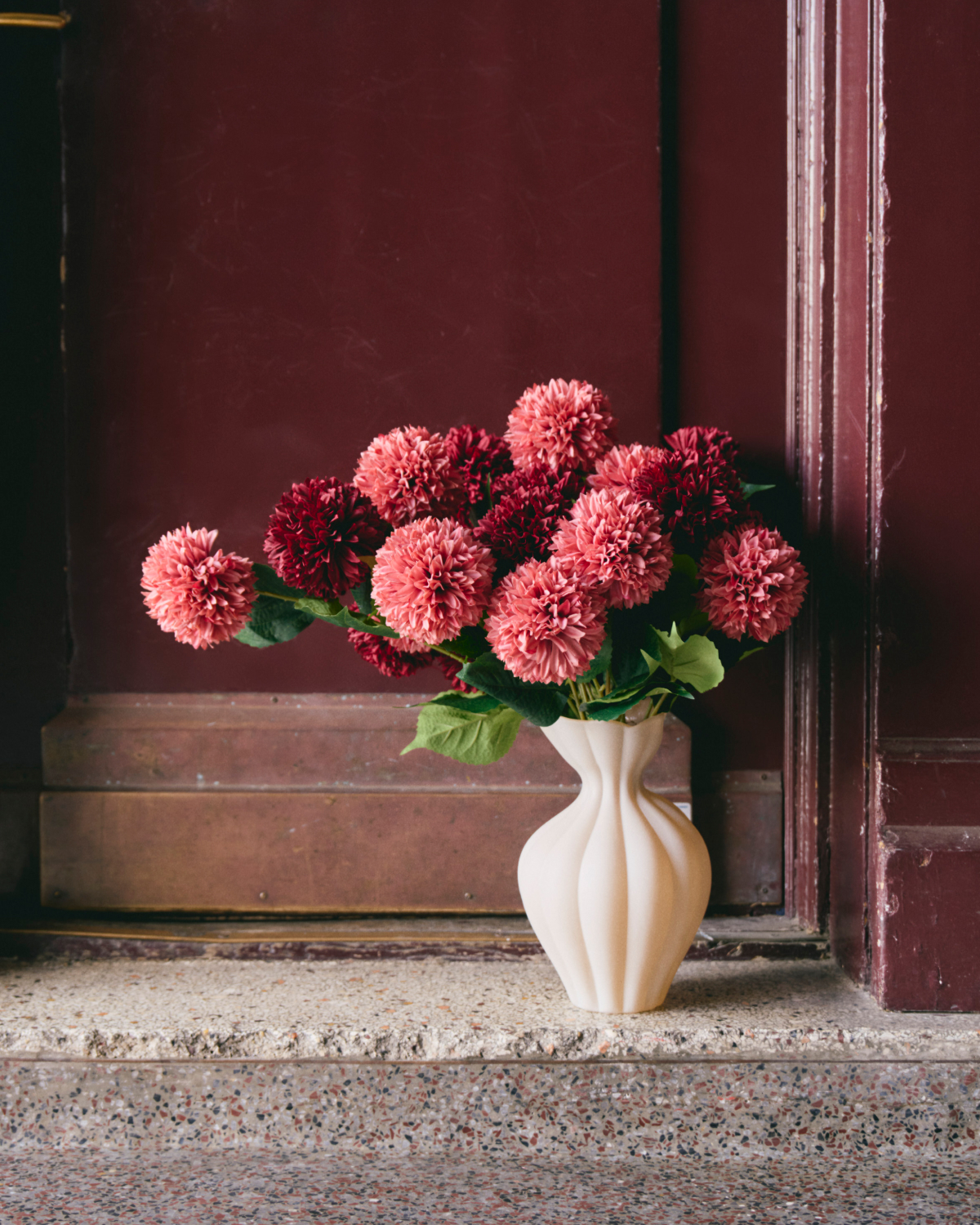 Kreieren Sie einen persönlichen Blumenstrauß für einen lieben Menschen 🤎 Entdecken Sie jetzt die vielleicht größte – und laut den Schwestern auch schönste – Auswahl an Kunstblumen, die Søstrene Grene bisher zu