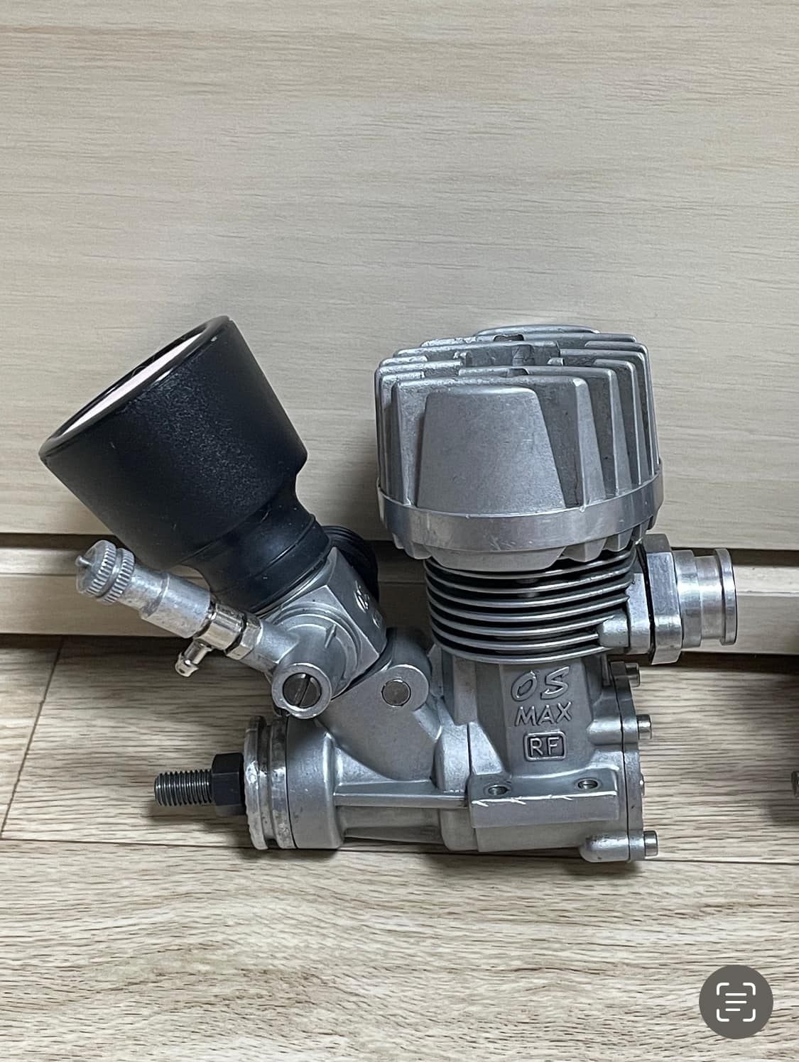 O.S. MAX 21RF-Bと 付属品 I completely overhauled and restored an old OS 21RF-B engine. I