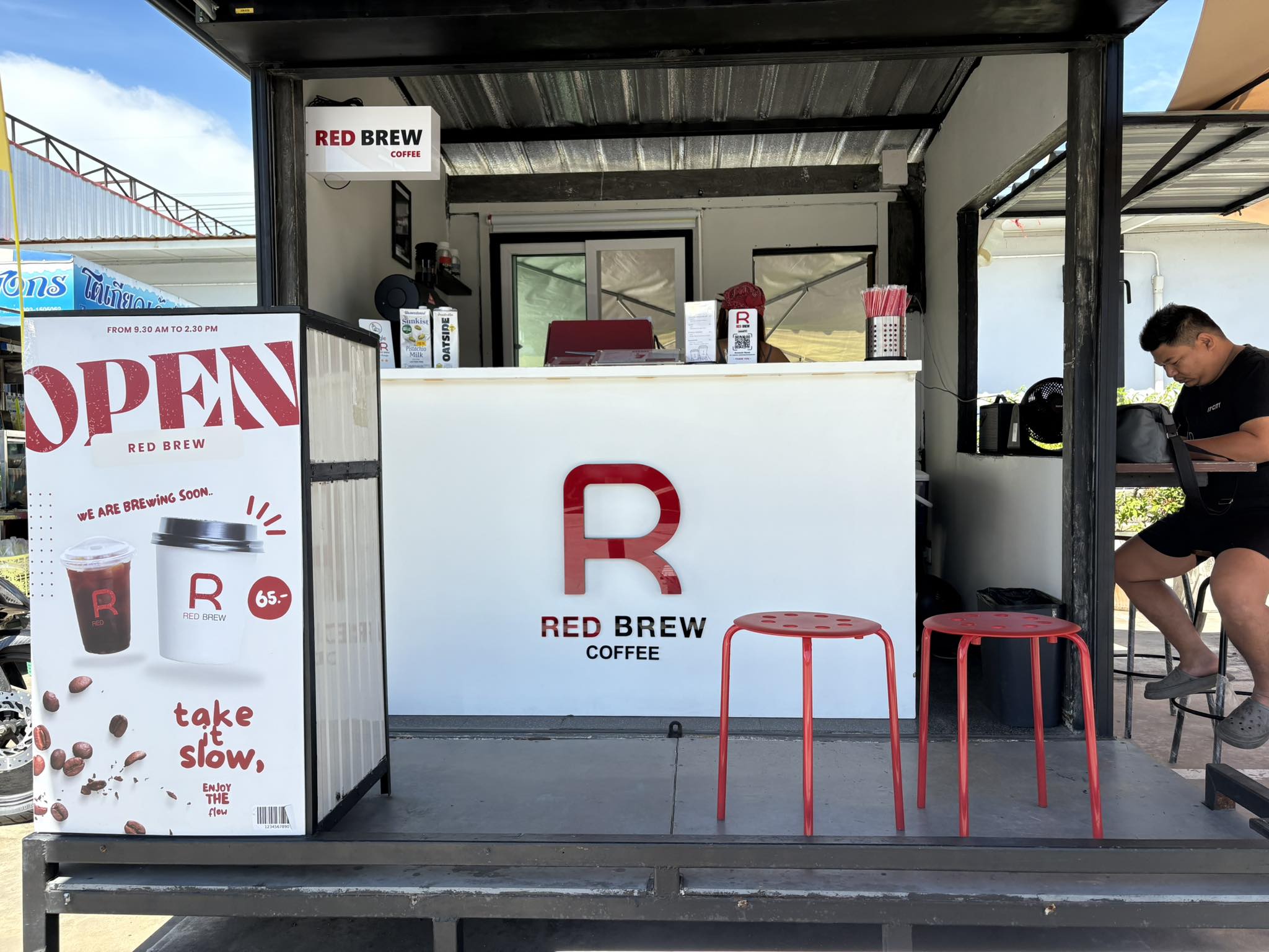 Red - ท้องฟ้าใส ร้อนหน่อย แต่มีลมเย็นๆ..มาจิบกาแฟกันเต๊อะ ☕️ ⏰ Mon-Sat ...