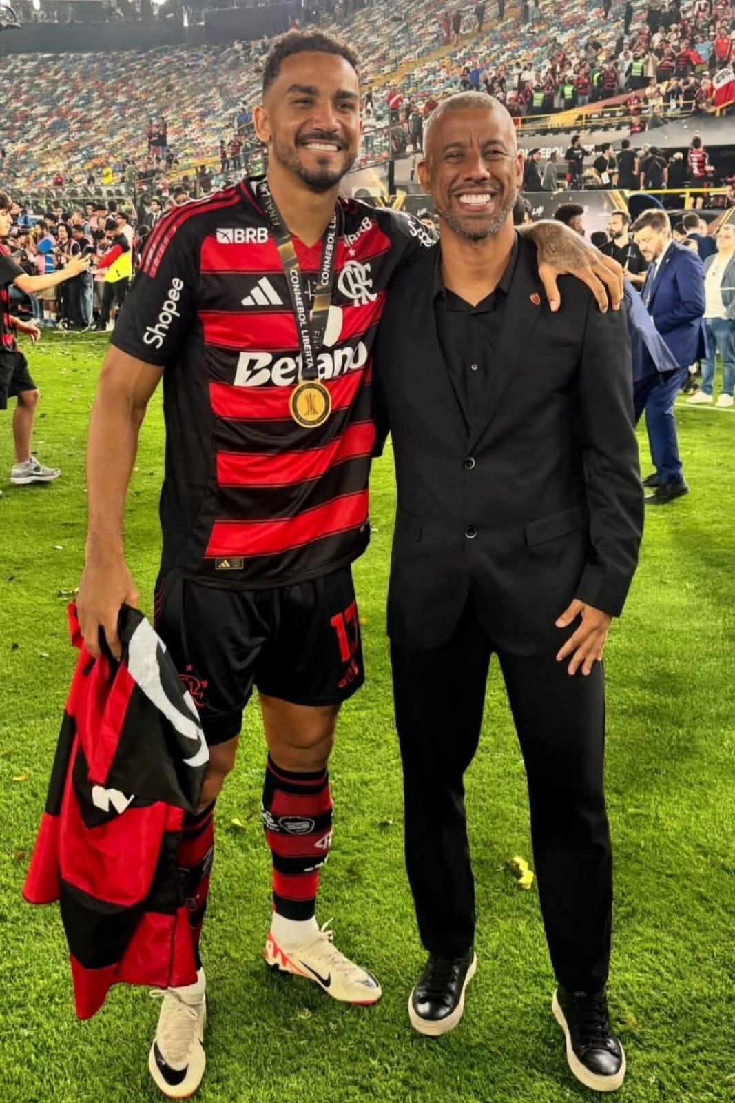 Maior - Danilo e Léo Moura. Carregou ai? | Facebook