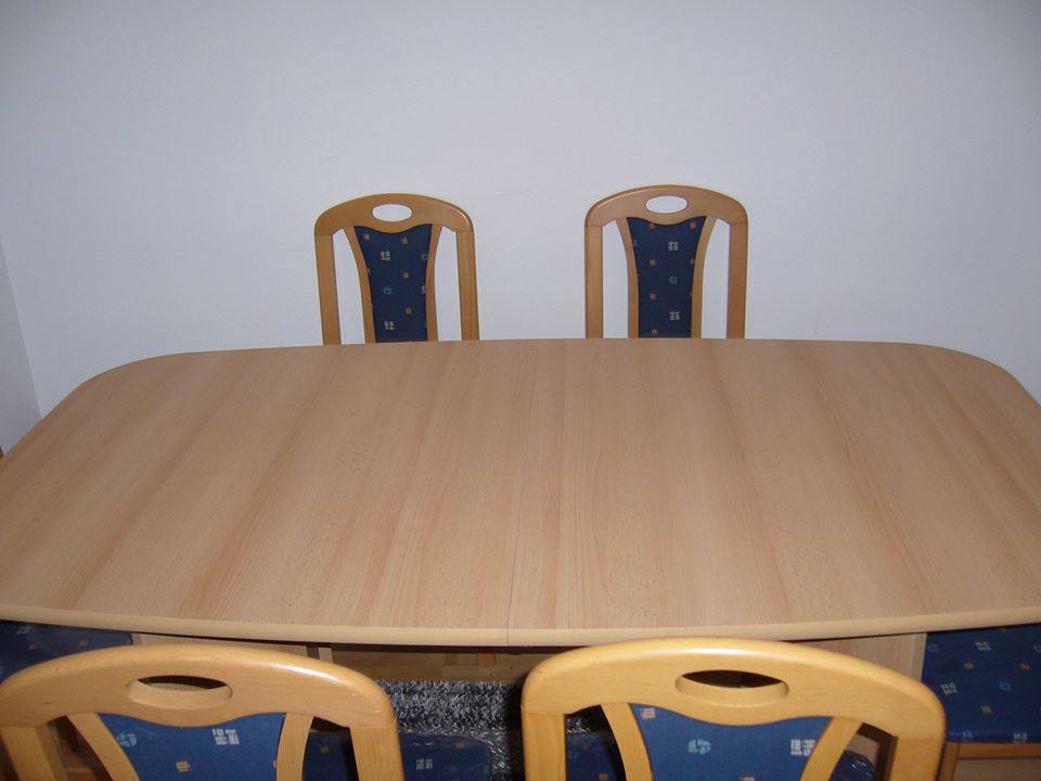 ch möchte meinen Esstisch/Holztisch verkaufen. Der Tisch ist einem sehr guten Zustand und hat kaum Gebrauchsspuren. Zum Tisch gibt es 6 Stühle dazu, die teilweise noch eine Plastikfolie umhaben. Der Tisch kostet