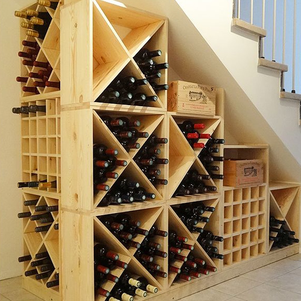 Nutzen Sie den vorhandenen Raum optimal. Schon auf kleinen Stellflächen lässt sich Wein stilvoll lagern. Weinregalsystem VINCASA, 60 cm, Kiefern-Holz weinregal-profi.de #weinregal #weinregalerweiterbar #weinregalsystem #weinkeller #weinkellerdesign