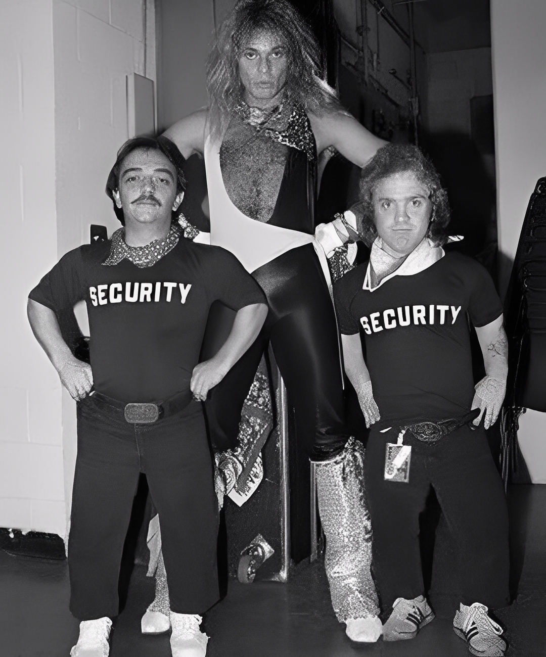 Metal - David Lee Roth with his bodyguards Jimmy and Danny, 1982.😁🤘😎 ...