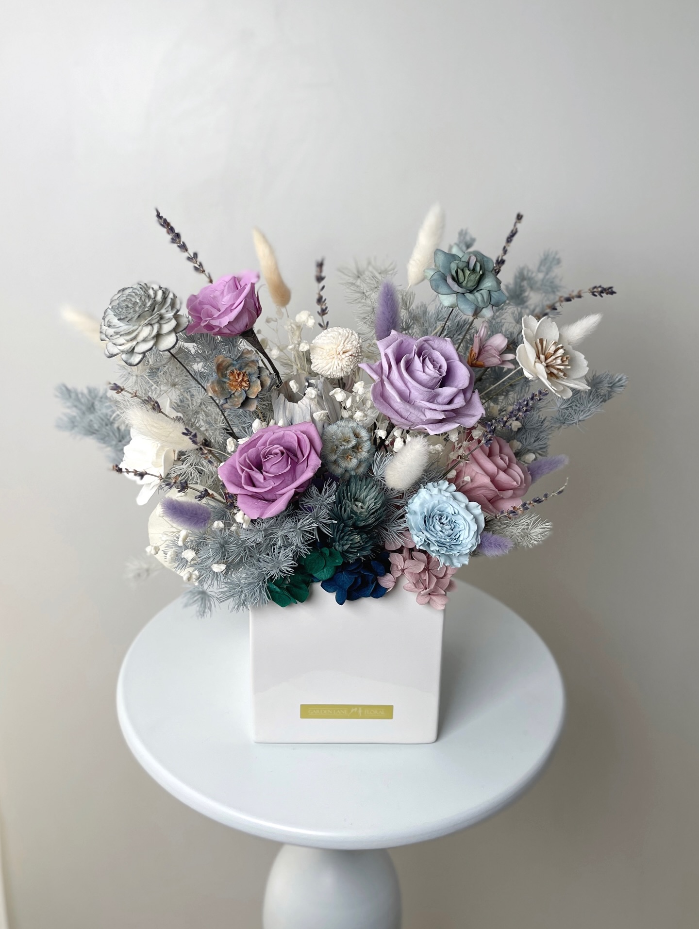 冷冽感藍紫色永生盆花，帶一點神秘的氣質... - 艸弄 Garden Lane Floral | Facebook