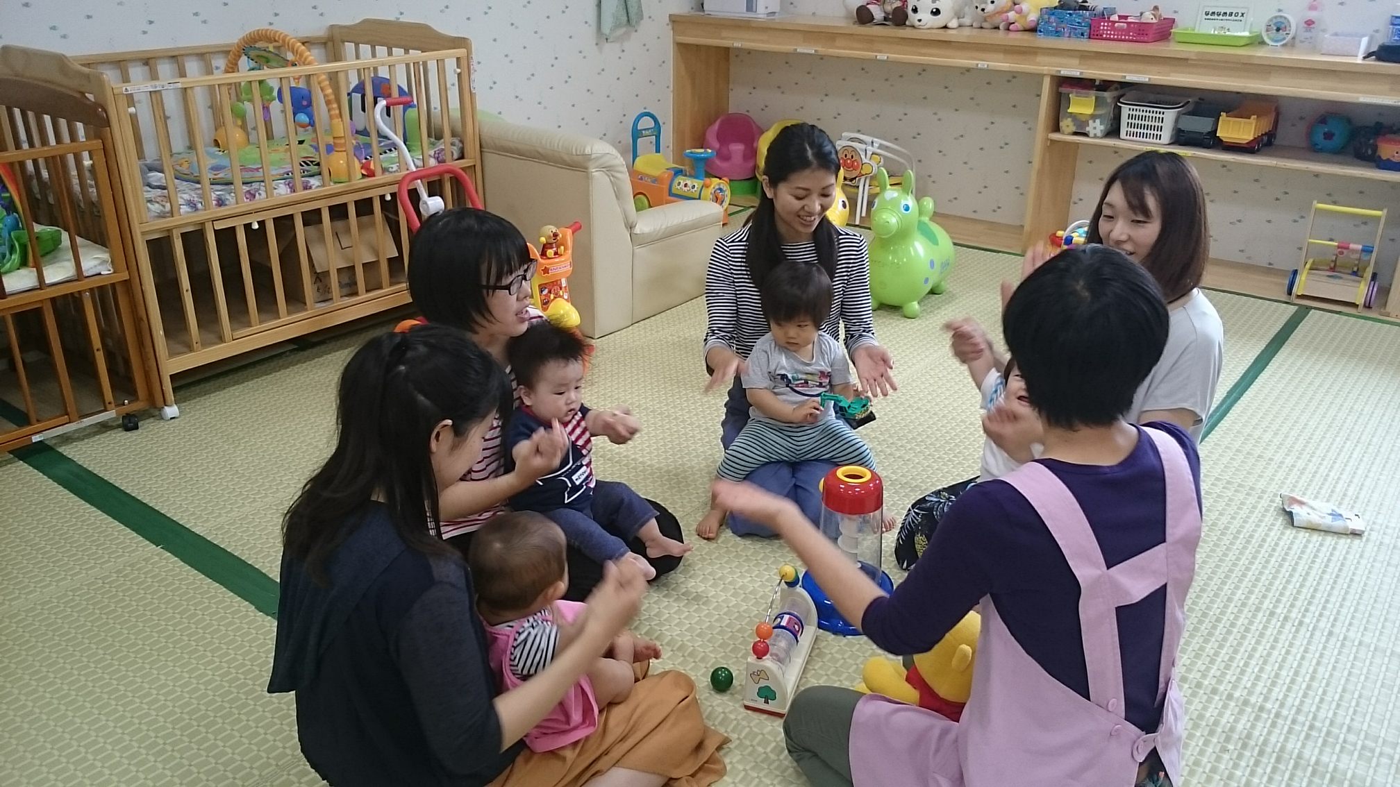 こそだてシップ 今日の 童謡どんぶらこ お子さんをお膝にのせて トントンひげじいさん や こまんかなみ Facebook
