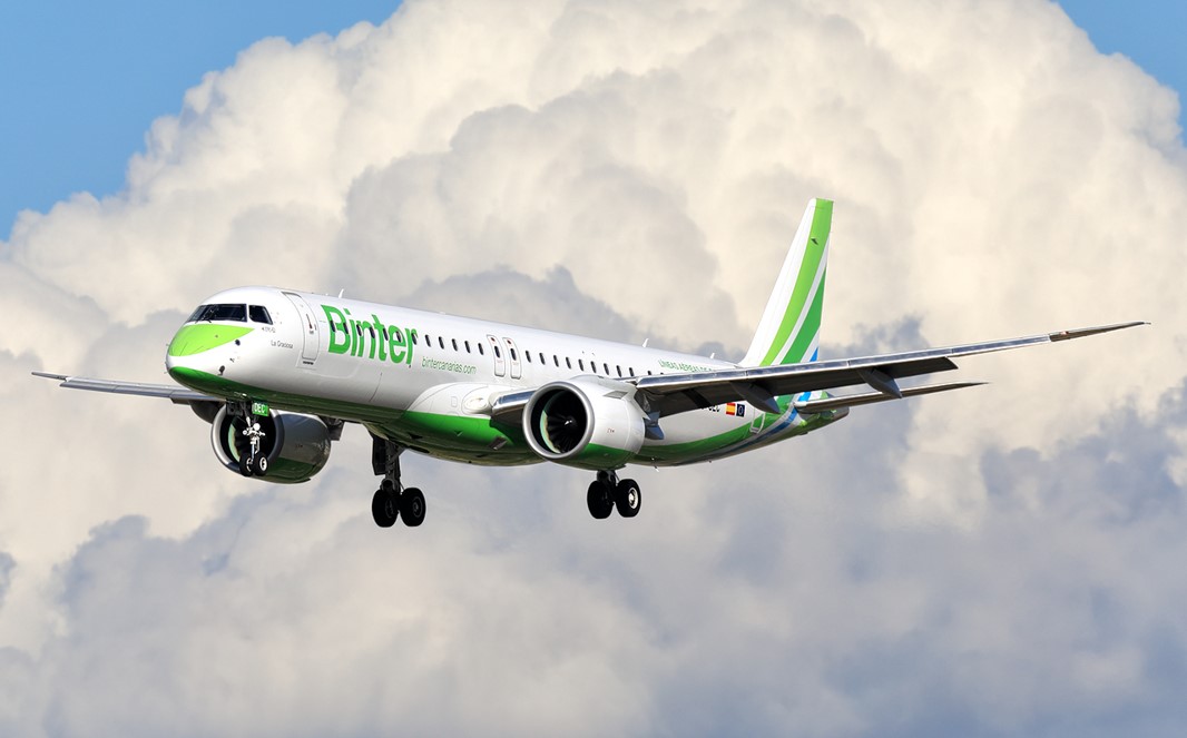 カナ Clouds - Embraer ERJ-195 E2 STD - Binter Canarias - (EC-OEC)