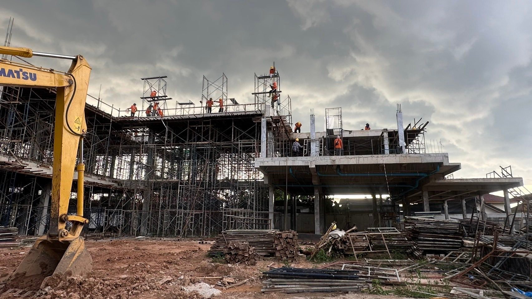 ไม่หวั่นแม้วันฟ้ามืด 👷‍♂️⚙️ งานโครงสร้างชั้น 3 แล้ว 👏 ...